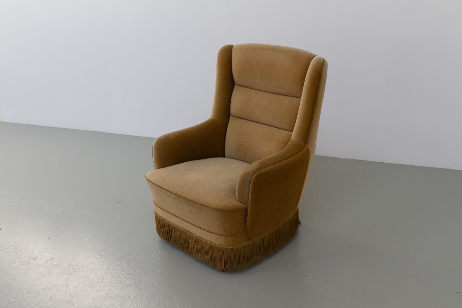 Chaise longue danoise en velours du milieu du siècle, années 1960.

Chaise de salon scandinave, confortable et douillette, à dossier haut, recouverte de velours jaune doré, avec accoudoirs incurvés et franges.

Fabriqué au Danemark dans les années