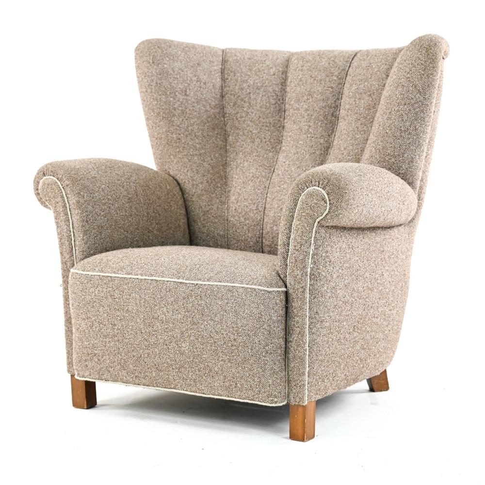 Danish mid-century wingback lounge chair in the manner of Viggo Boesen, upholstered in attractive gray wool. In the style of Fritz Hansen model 1518