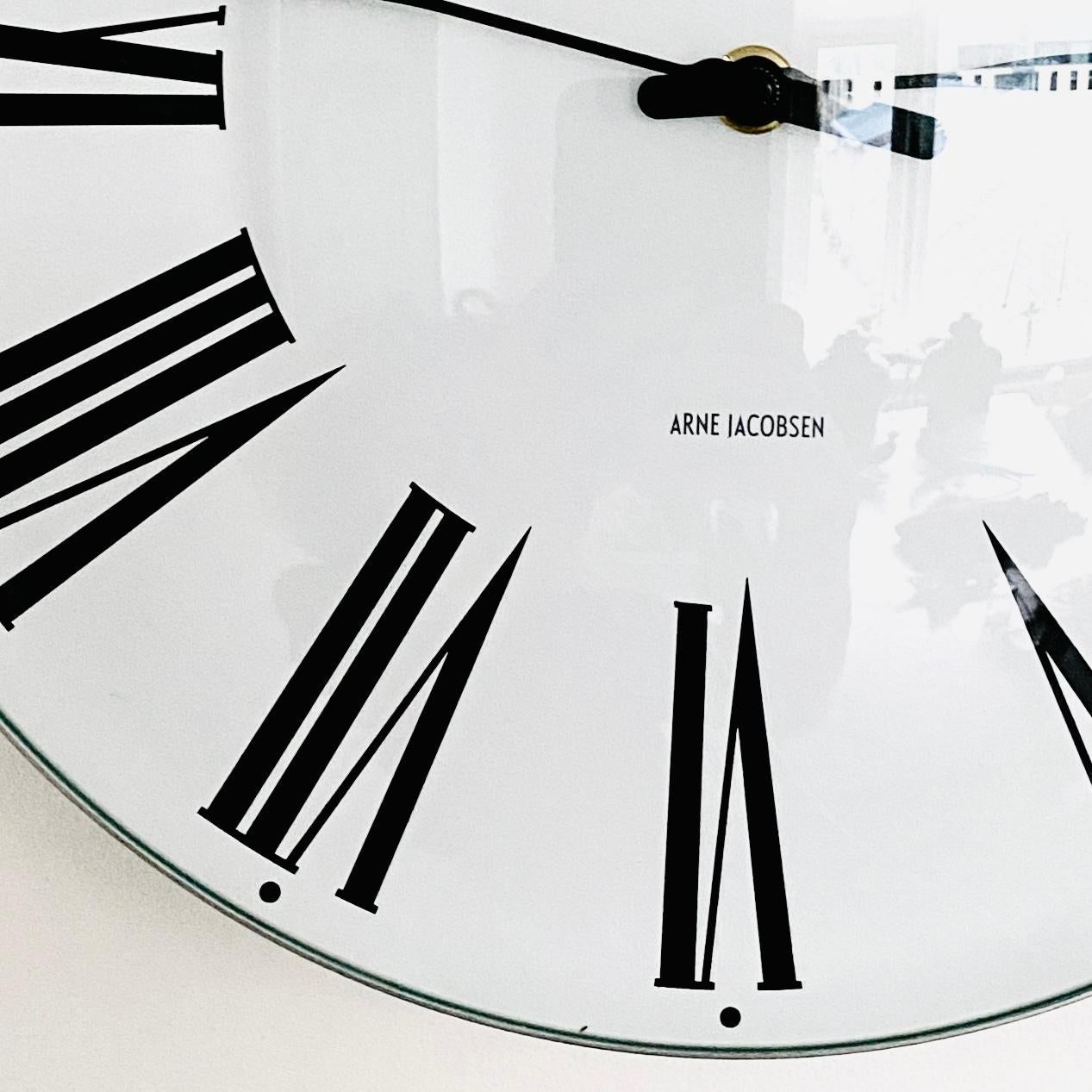 Scandinave moderne Horloge murale danoise du milieu du siècle dernier modèle Roman d'Arne Jacobsen en vente