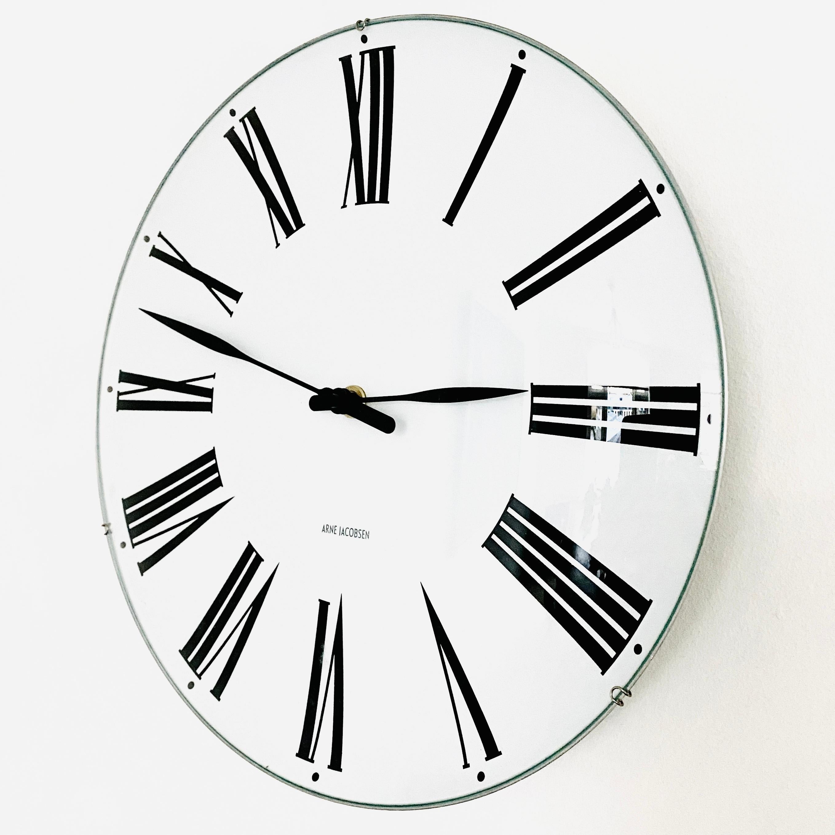 Dänische Wanduhr aus der Mitte des Jahrhunderts von Arne Jacobsen, Modell römisch im Angebot 1