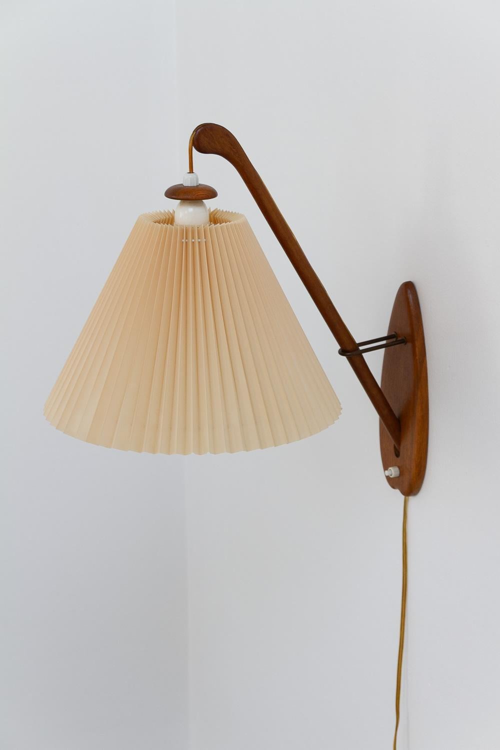 Aplique danés de mediados de siglo, años 50.

Precioso y raro aplique escandinavo de mediados de siglo fabricado por Lyfa Dinamarca en la década de 1950.

Es de roble teñido y tiene su pantalla plisada original. La pantalla está suspendida del brazo