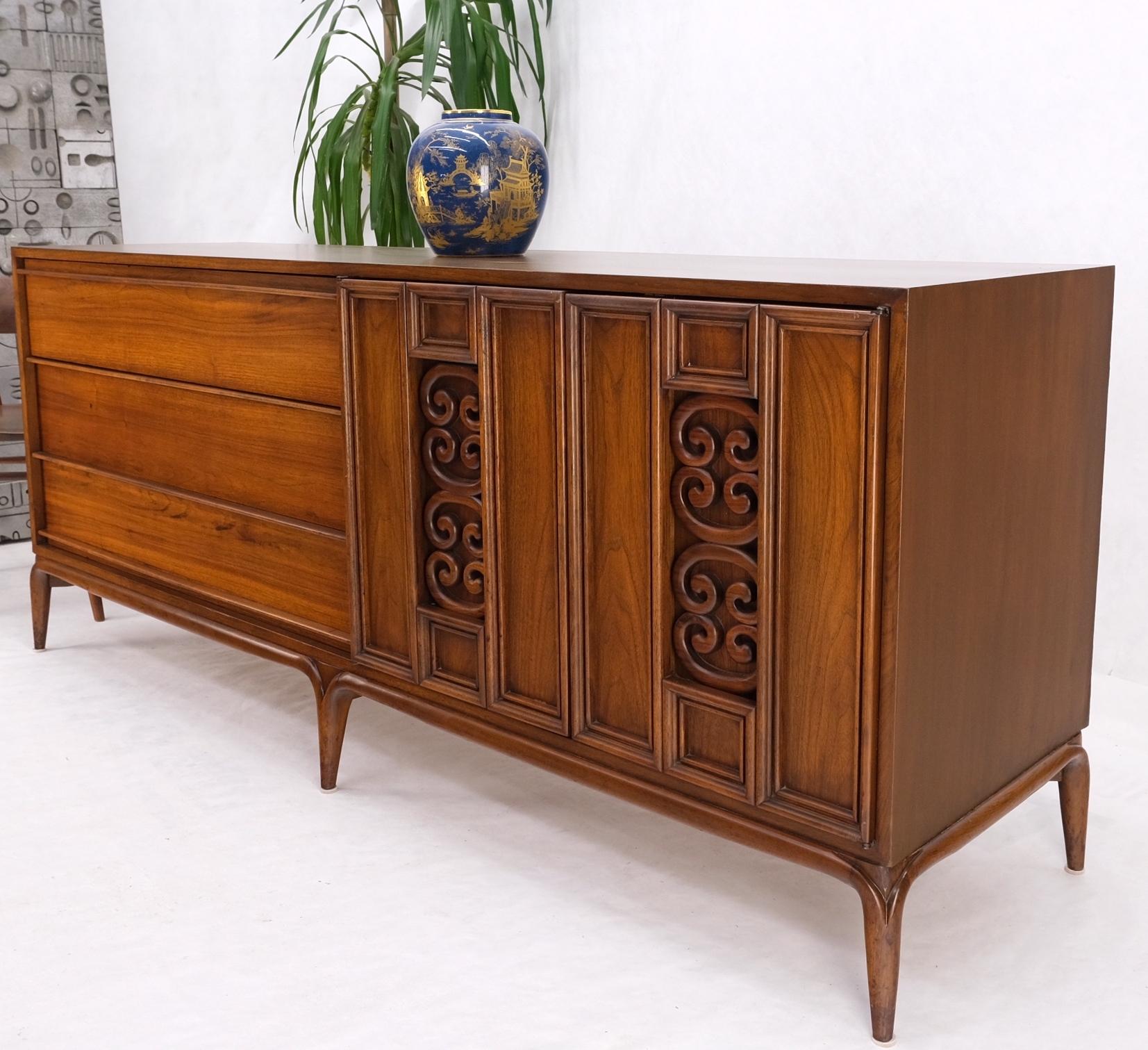Danish Mid-Century Walnut 6 Drawers Long Credenza Dresser w/ Carved Double Doors For Sale 4