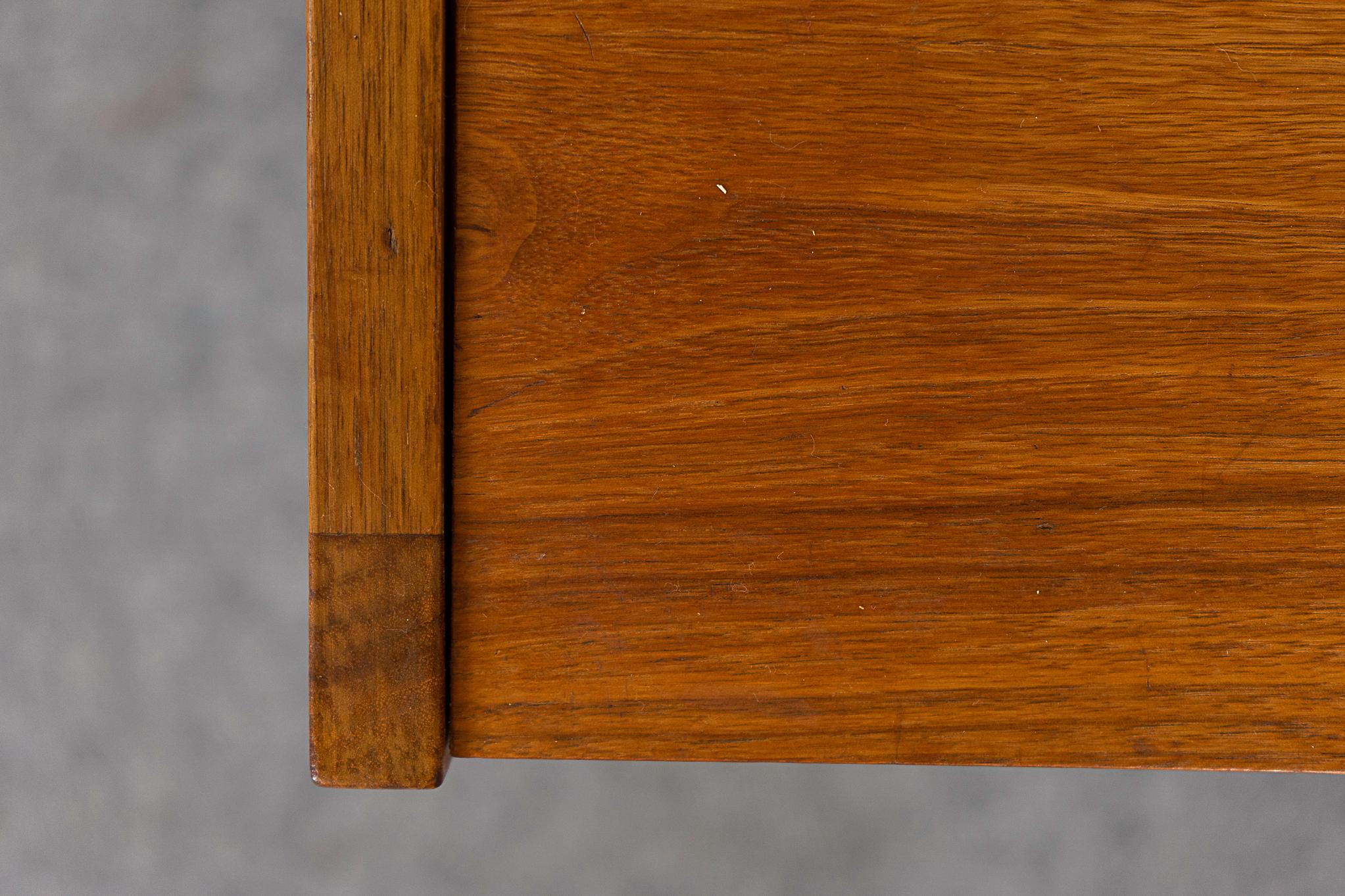 Dänischer Mid-Century Nachttisch aus Nussbaum  im Zustand „Gut“ im Angebot in VANCOUVER, CA