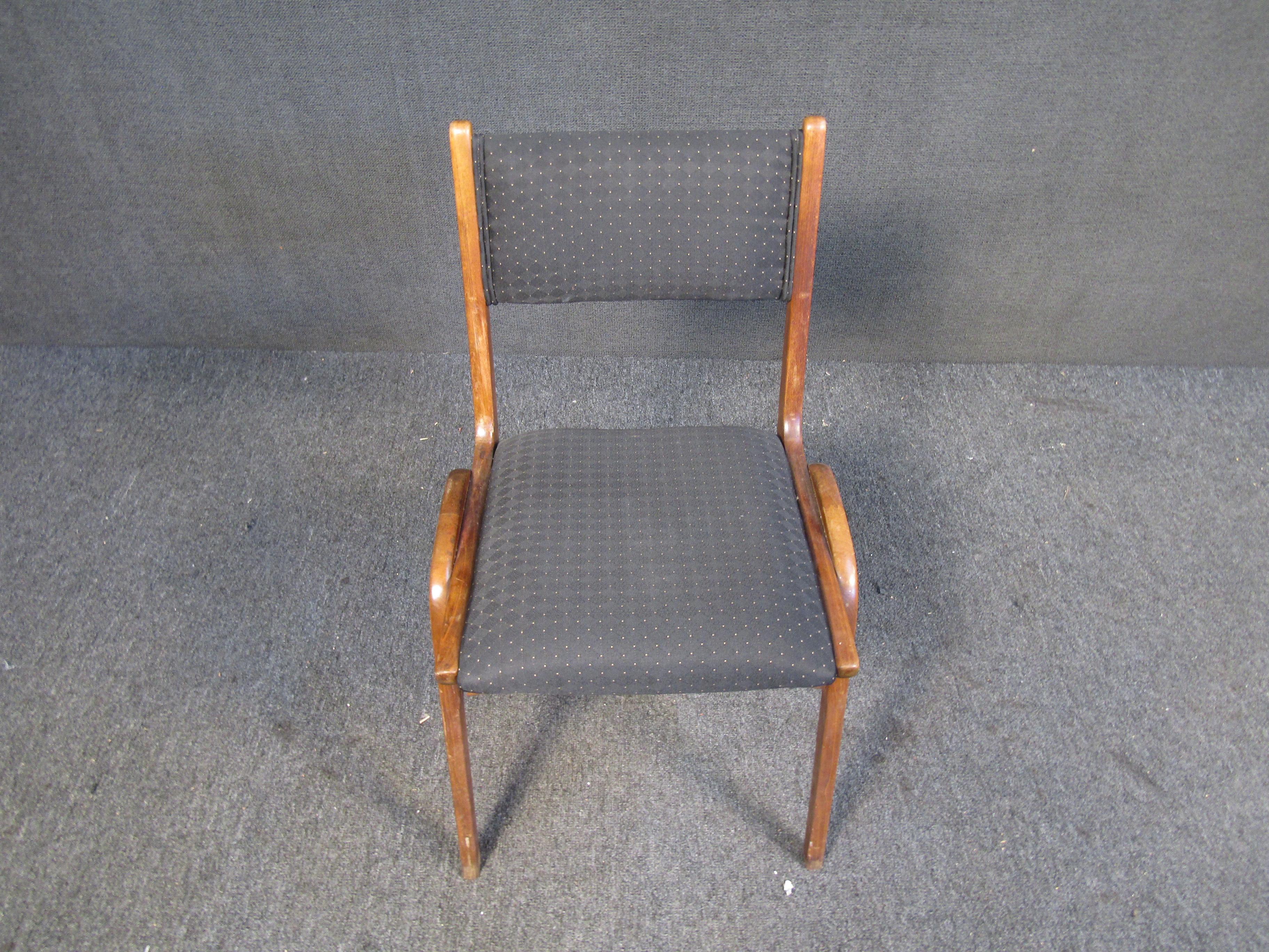 Danish Mid-Century Walnut Dining Chair In Good Condition For Sale In Brooklyn, NY