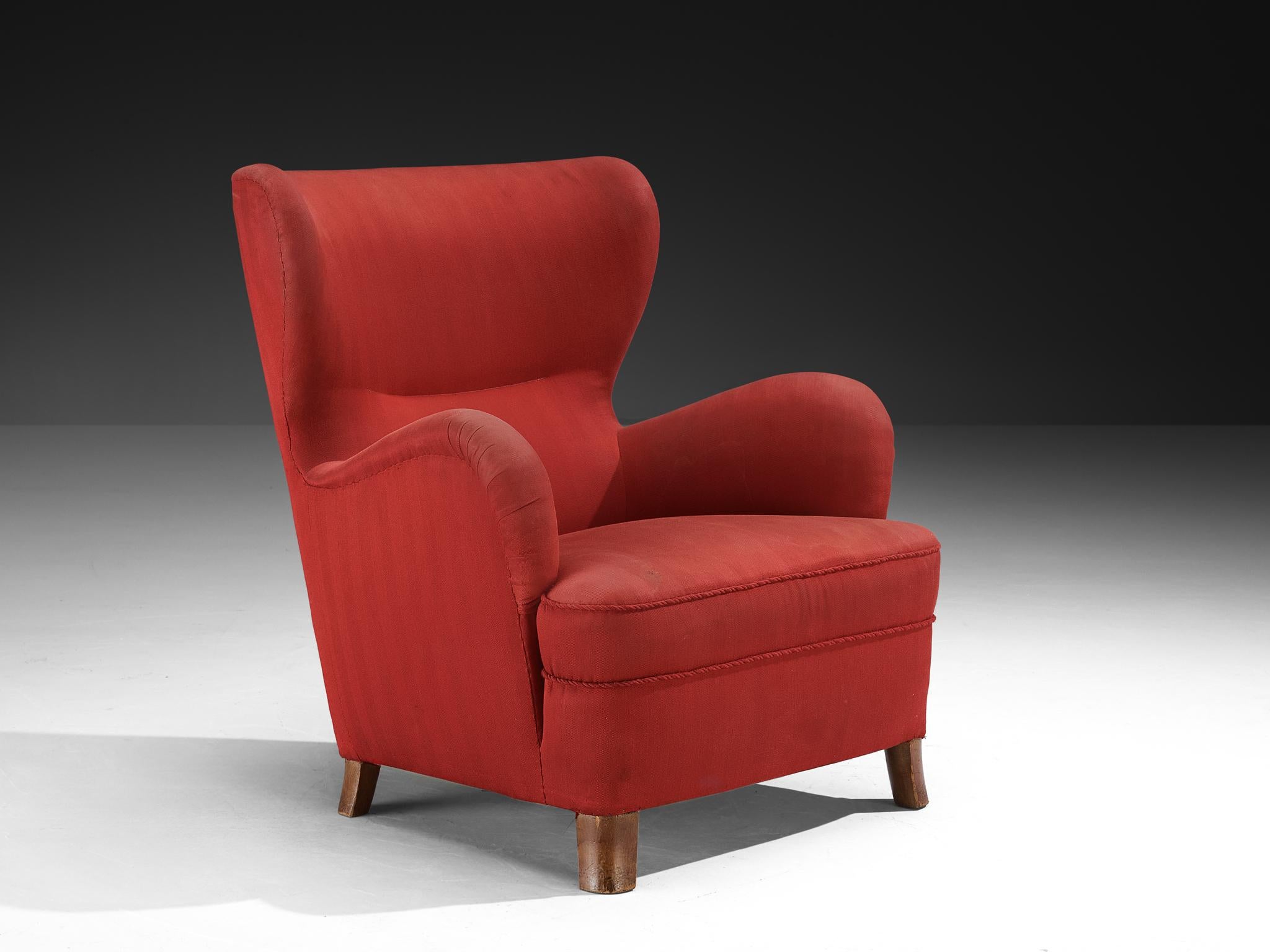 Fauteuil, tissu, noyer, Danemark, années 1950

Chaise longue très confortable du Danemark des années 1950. Le dossier s'élève haut et se courbe vers l'extérieur en forme d'aile, une forme qui encadre la personne assise et lui donne l'impression
