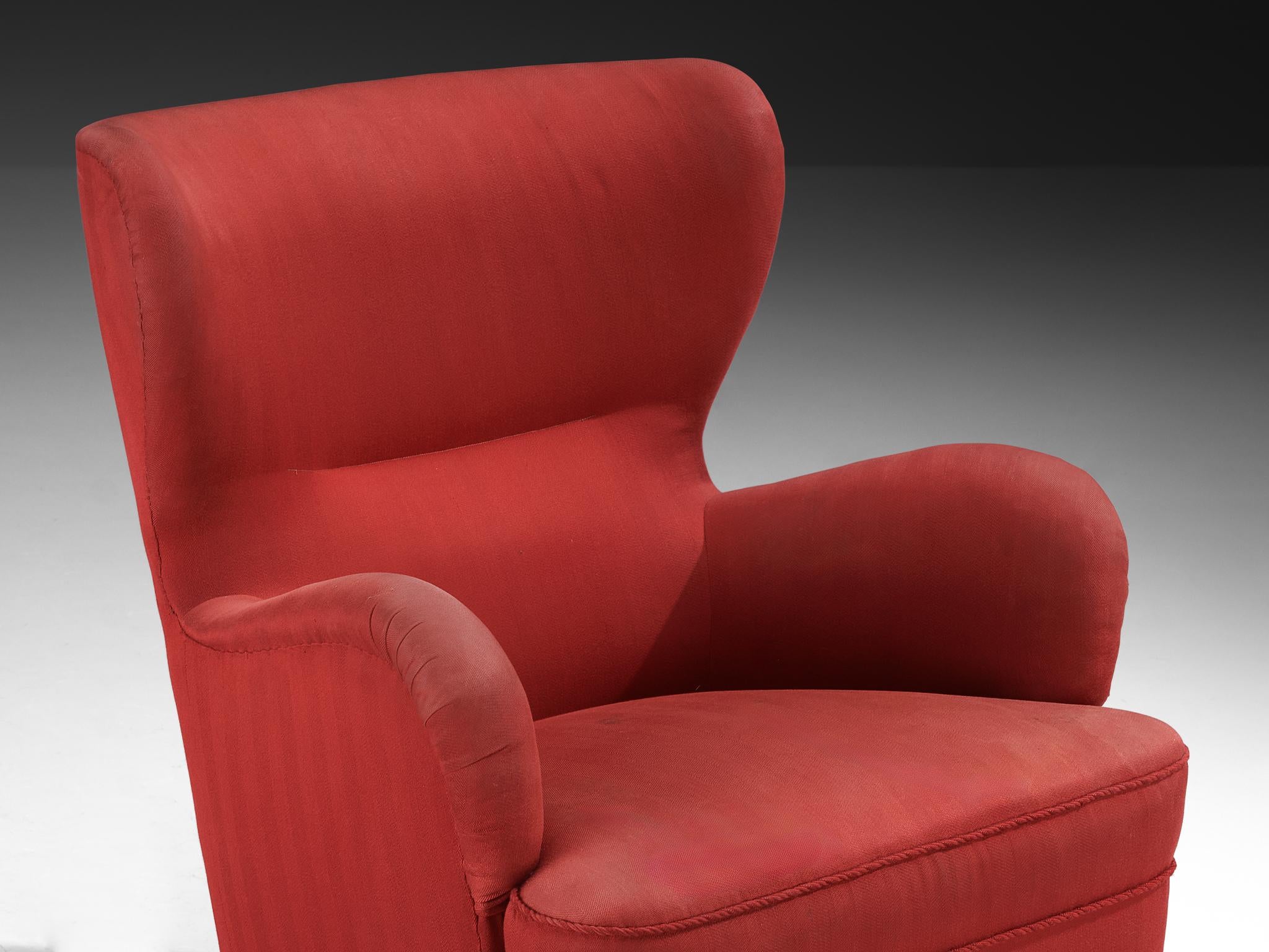 Scandinave moderne Fauteuil danois du milieu du siècle en tapisserie rouge et noyer en vente