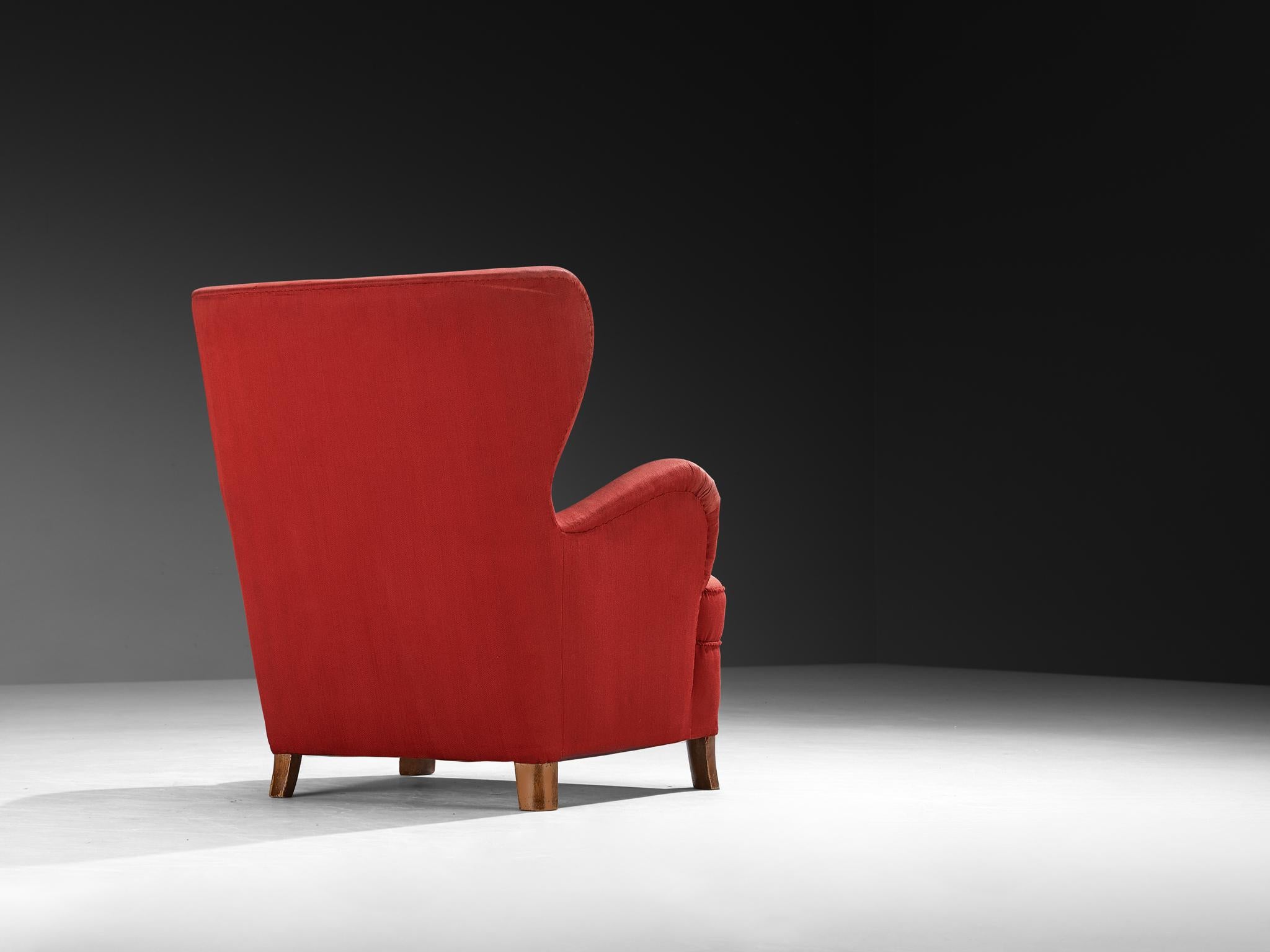 Danois Fauteuil danois du milieu du siècle en tapisserie rouge et noyer en vente