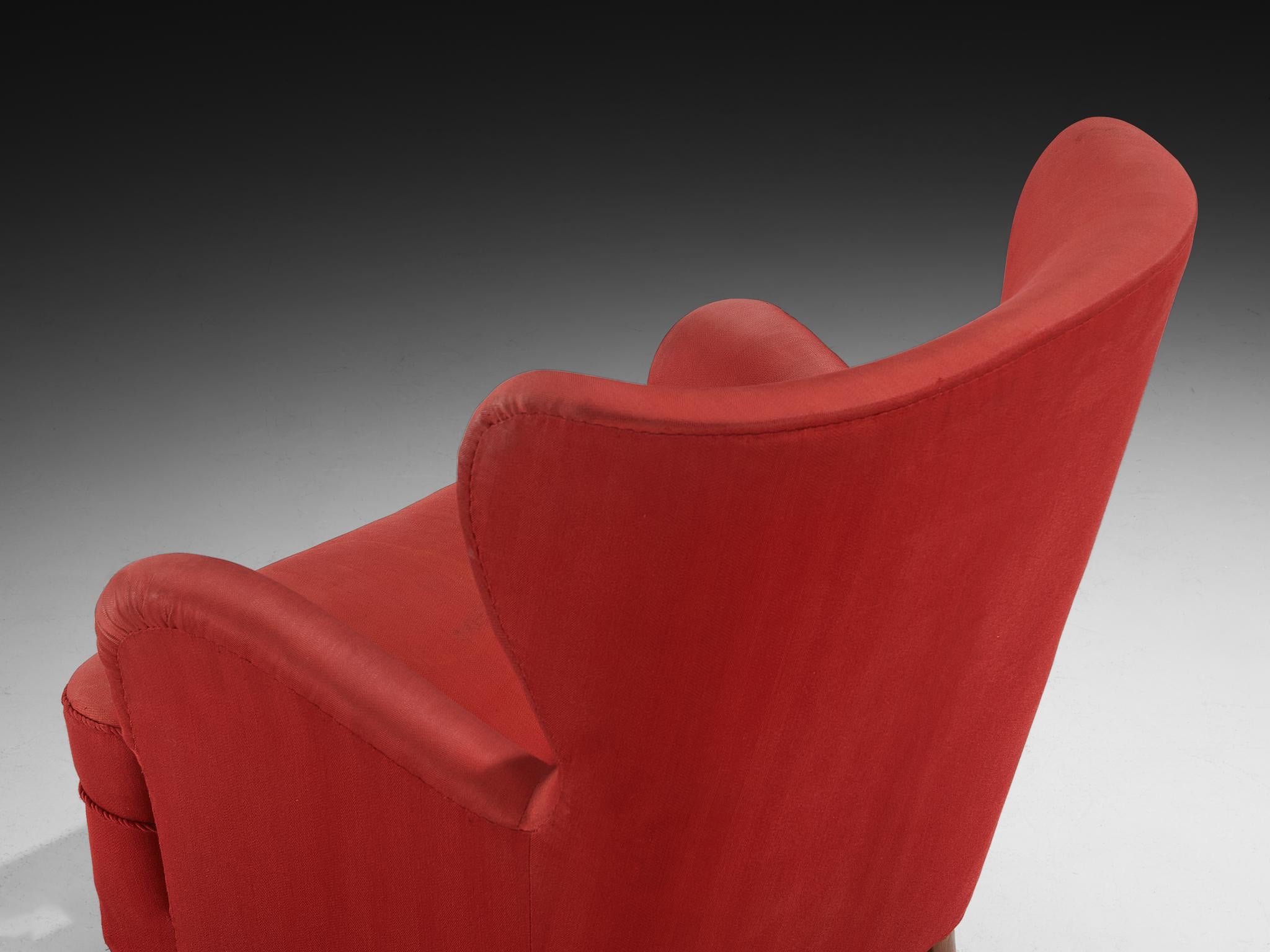 Milieu du XXe siècle Fauteuil danois du milieu du siècle en tapisserie rouge et noyer en vente