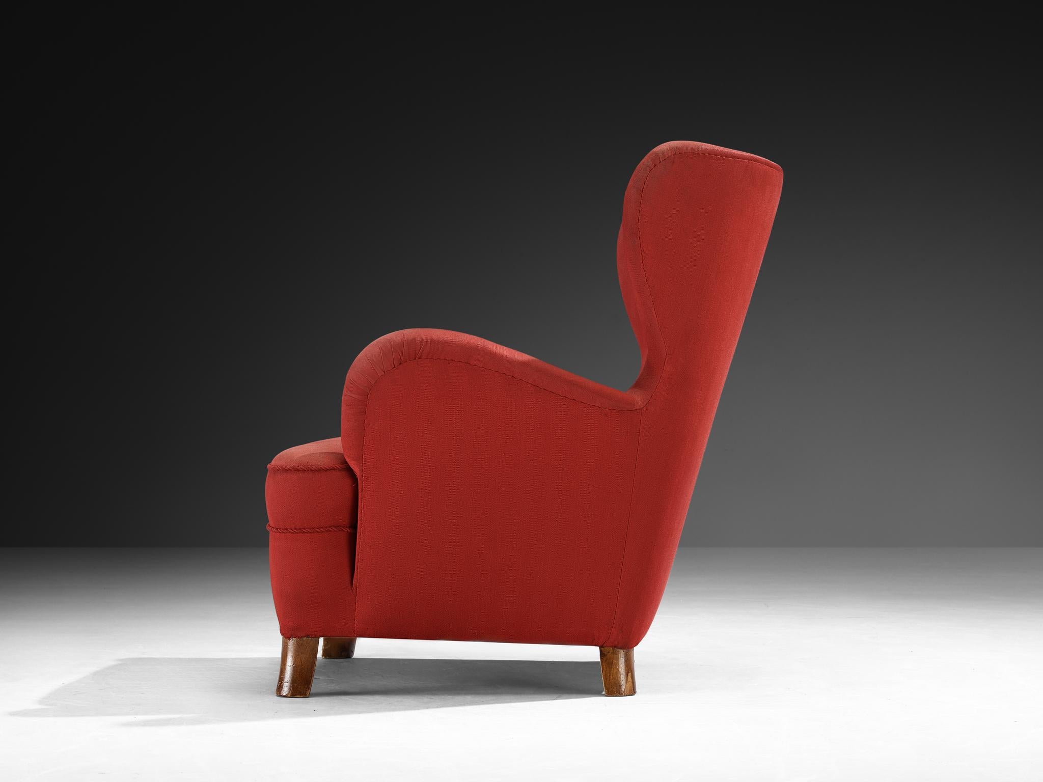 Tissu Fauteuil danois du milieu du siècle en tapisserie rouge et noyer en vente
