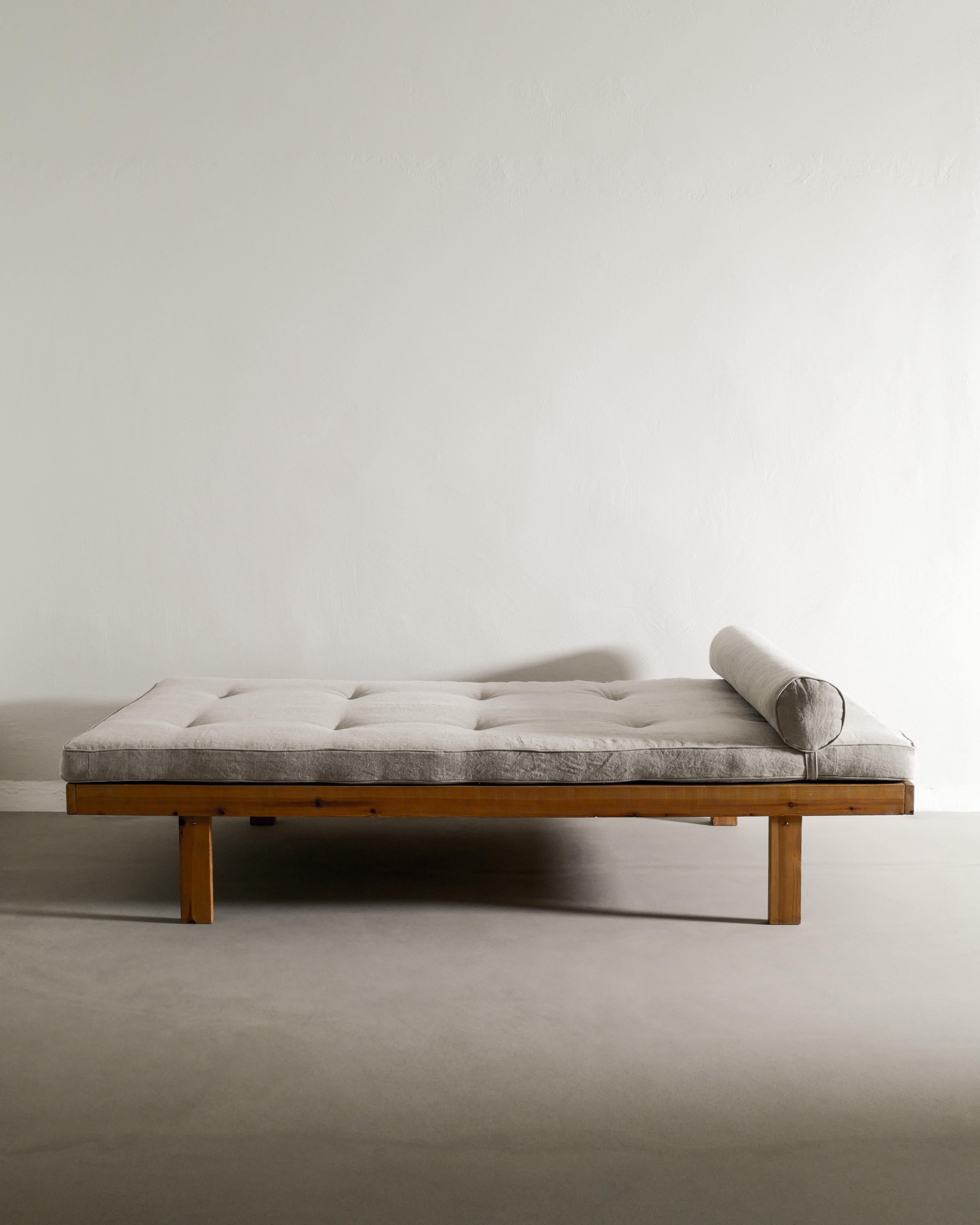 Rare mid century wooden daybed in pine in style of Charlotte Perriand / Pierre Chapo produced by anonymous designer in Denmark, 1960s. In good original condition with a newly made mattress by us. 

Dimensions: H: 57 cm / 22.45