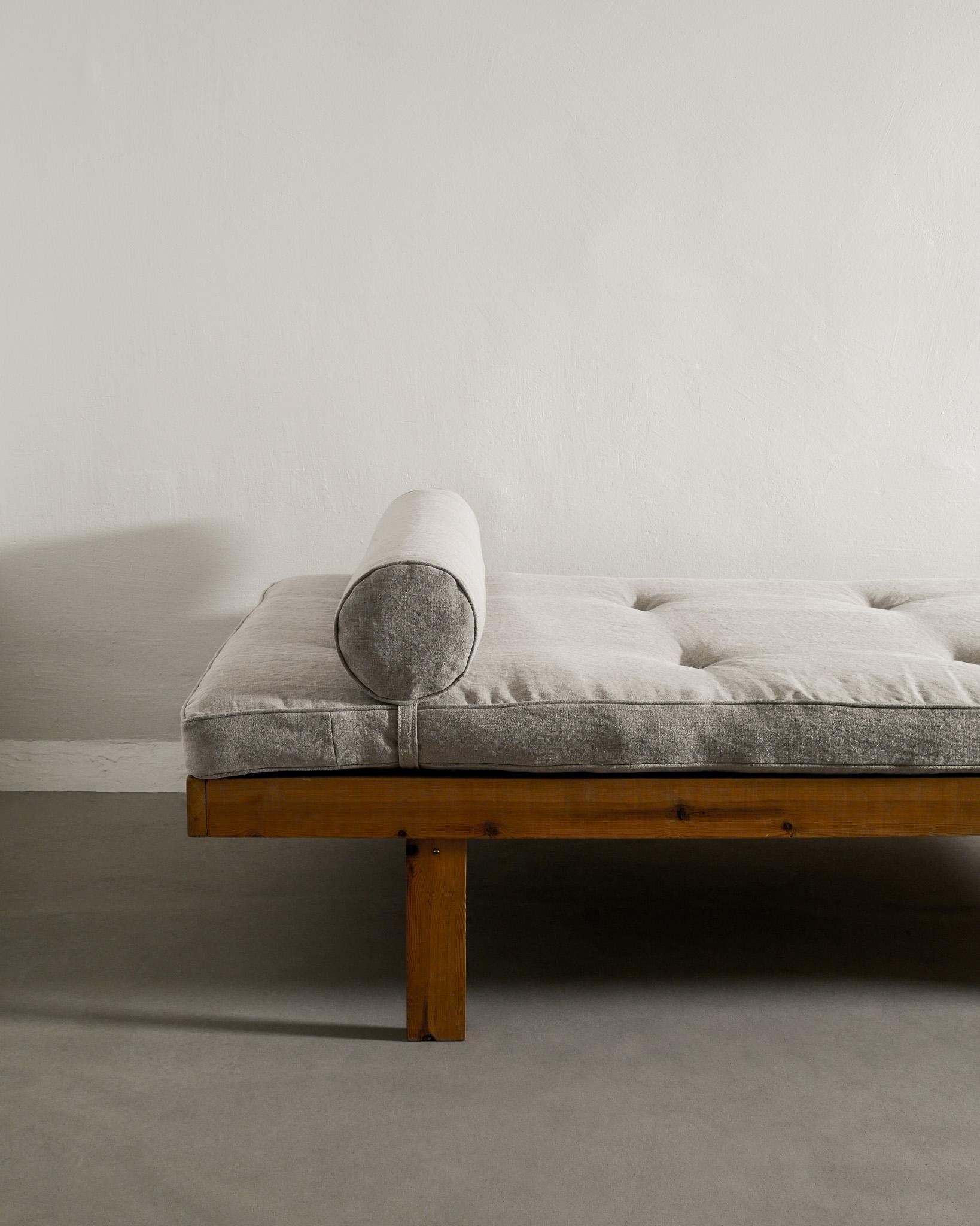 Scandinavian Modern Danish Mid Century Wooden Daybed in Pine and Linen Produced in Denmark, 1960s 