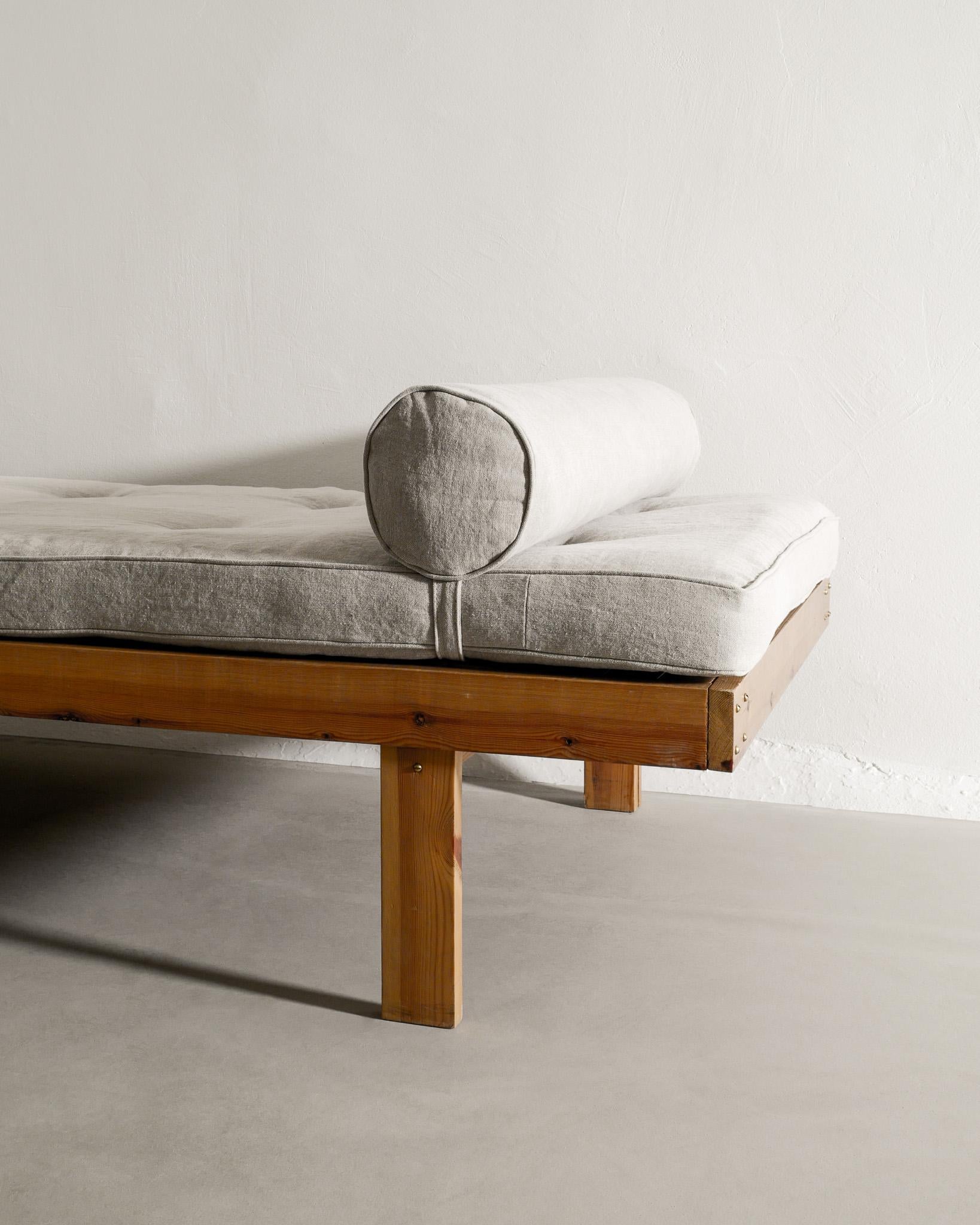 Danish Mid Century Wooden Daybed in Pine and Linen Produced in Denmark, 1960s  In Good Condition In Stockholm, SE