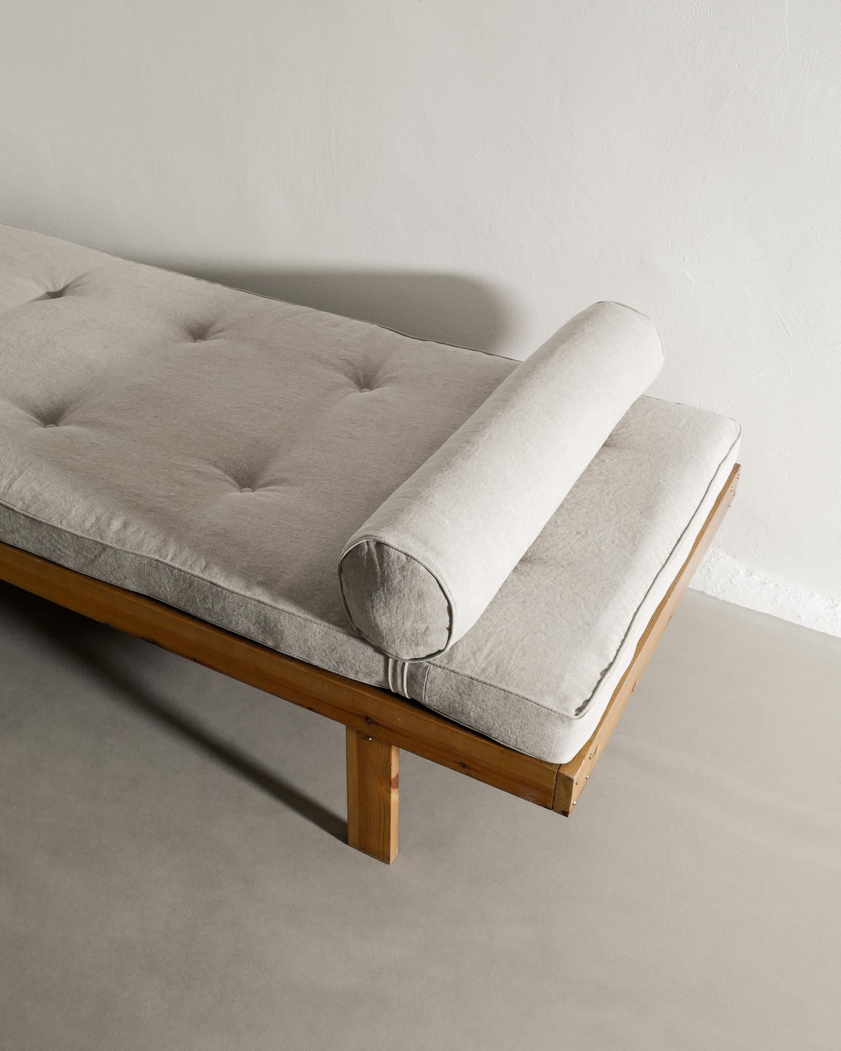 Danish Mid Century Wooden Daybed in Pine and Linen Produced in Denmark, 1960s  1