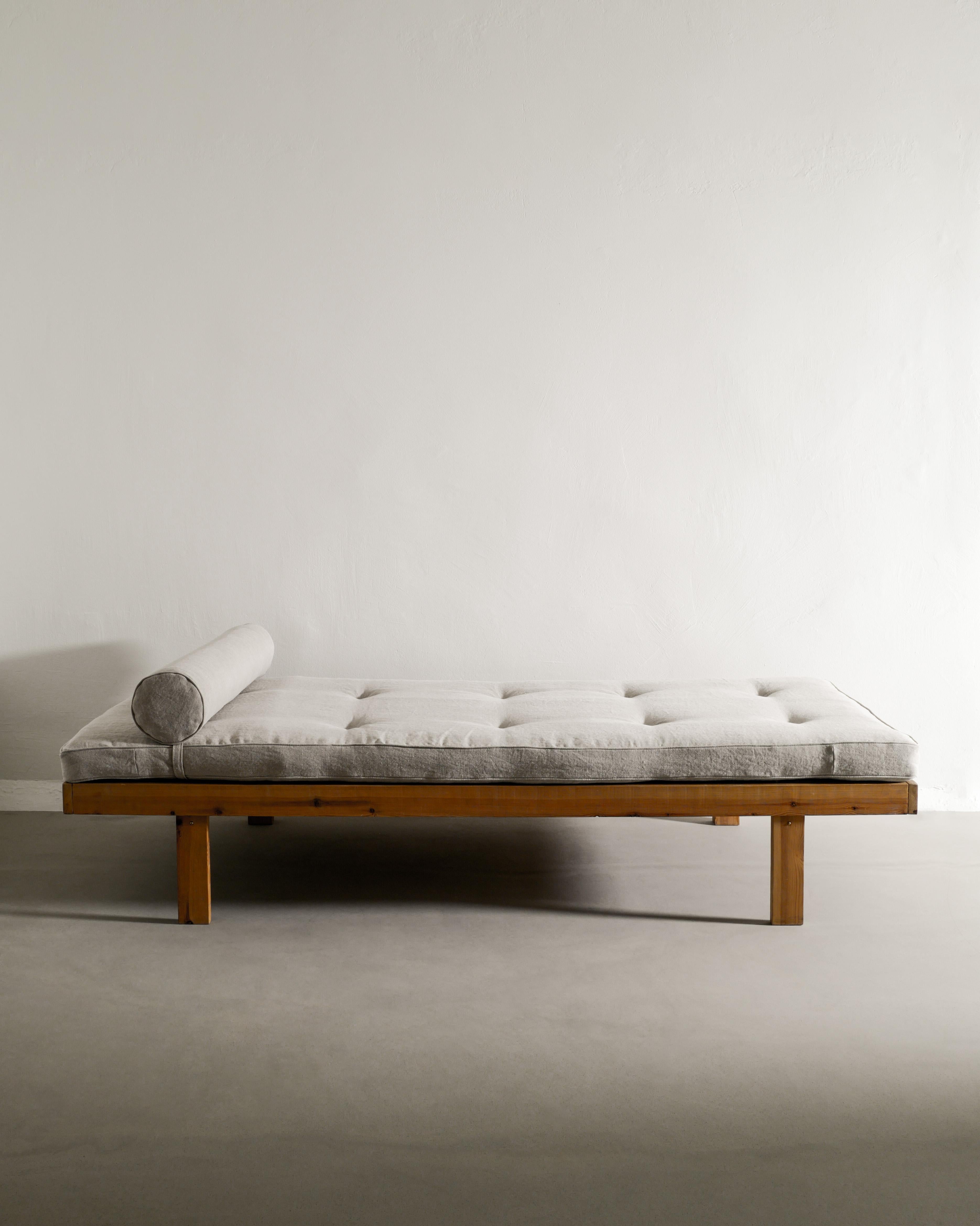 Danish Mid Century Wooden Daybed in Pine and Linen Produced in Denmark, 1960s  3