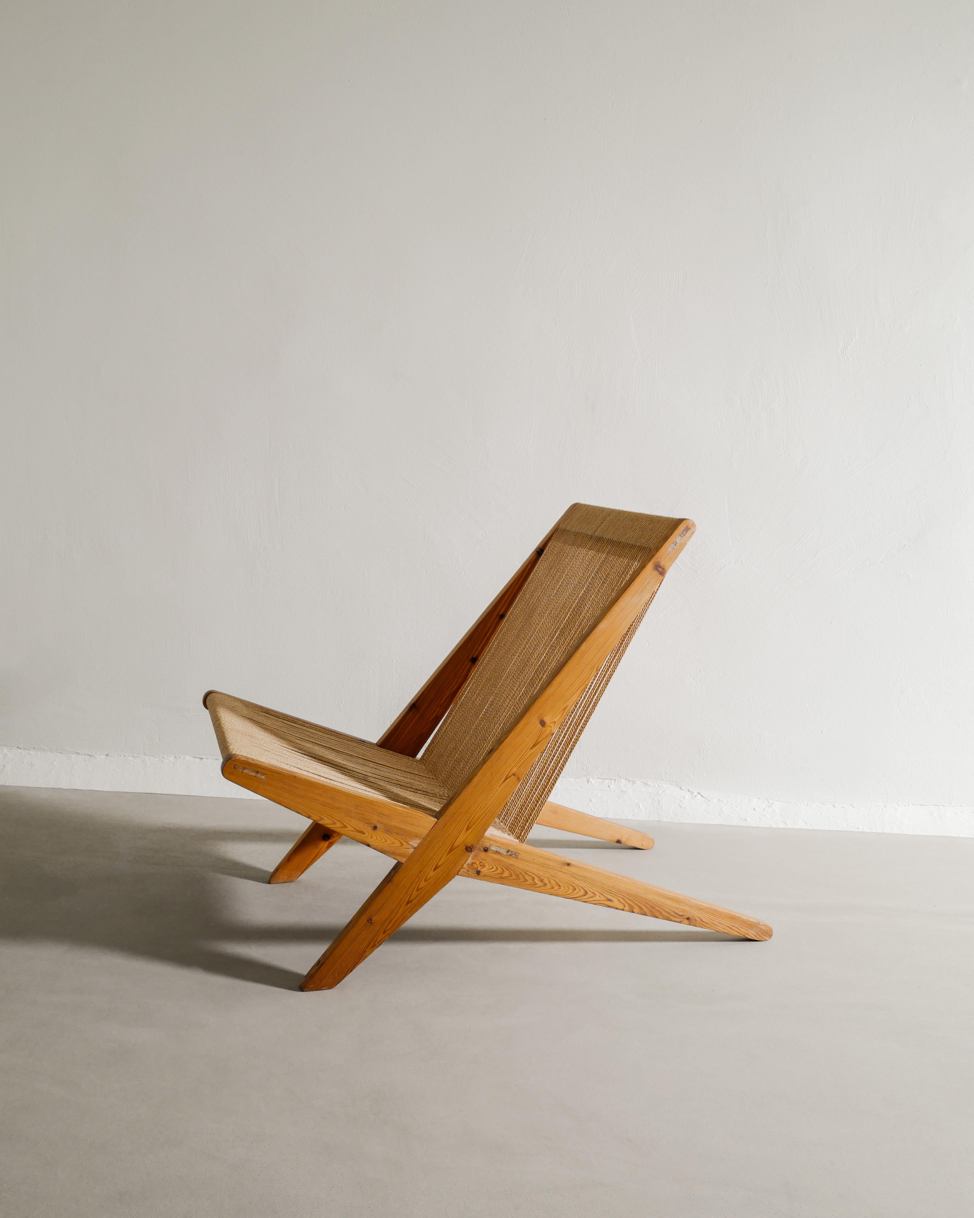 Rara tumbona danesa easy low de mediados de siglo en madera de pino y línea de bandera original atribuida a Poul Kjaerholm & Jørgen Høj producida en Dinamarca, años 60. 
En buen estado original, con pátina de la edad y el uso. 

Dimensiones: A: 70