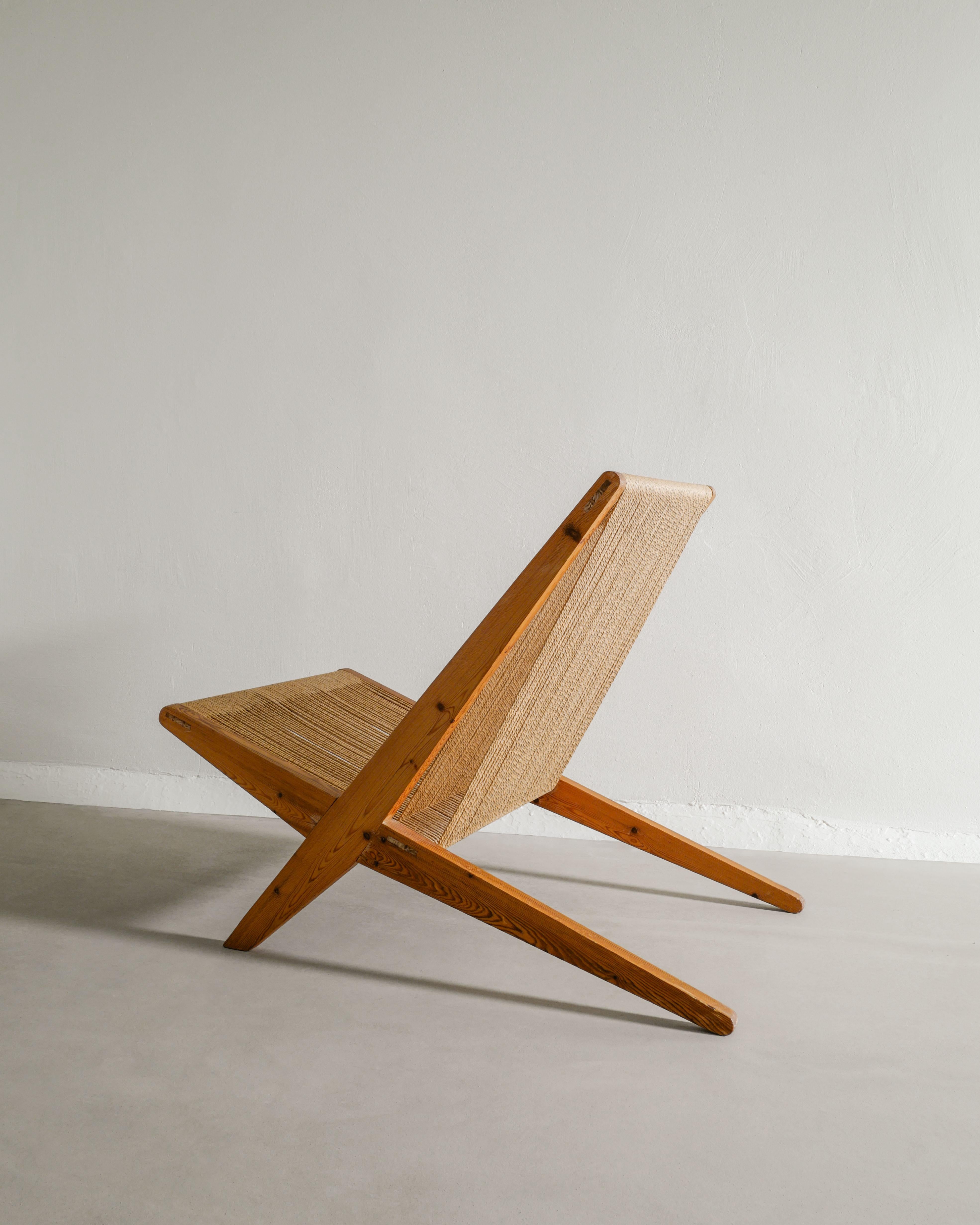Silla baja de madera danesa de mediados de siglo en pino y Flagline, años 60 Escandinavo moderno en venta