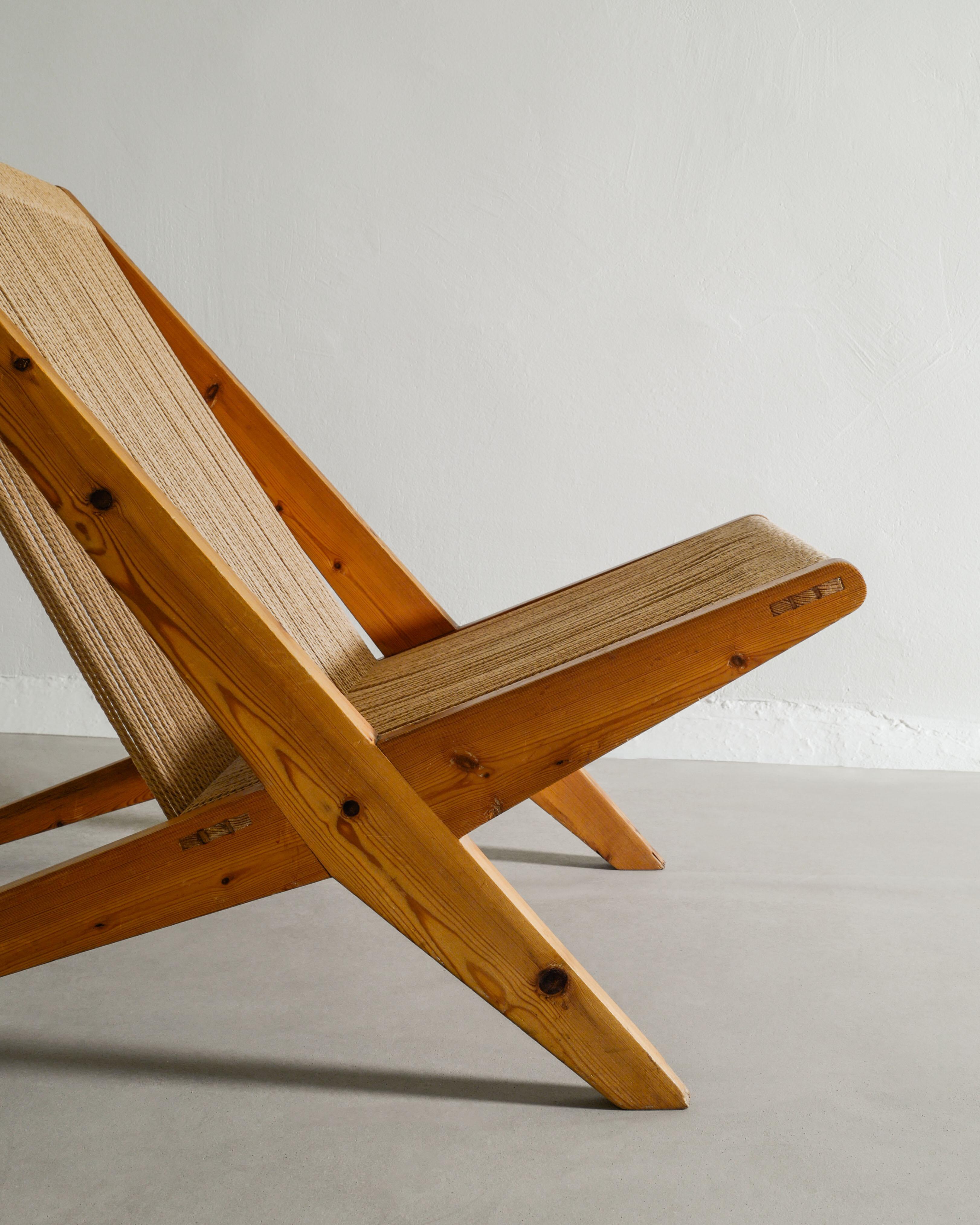 Silla baja de madera danesa de mediados de siglo en pino y Flagline, años 60 Danés en venta
