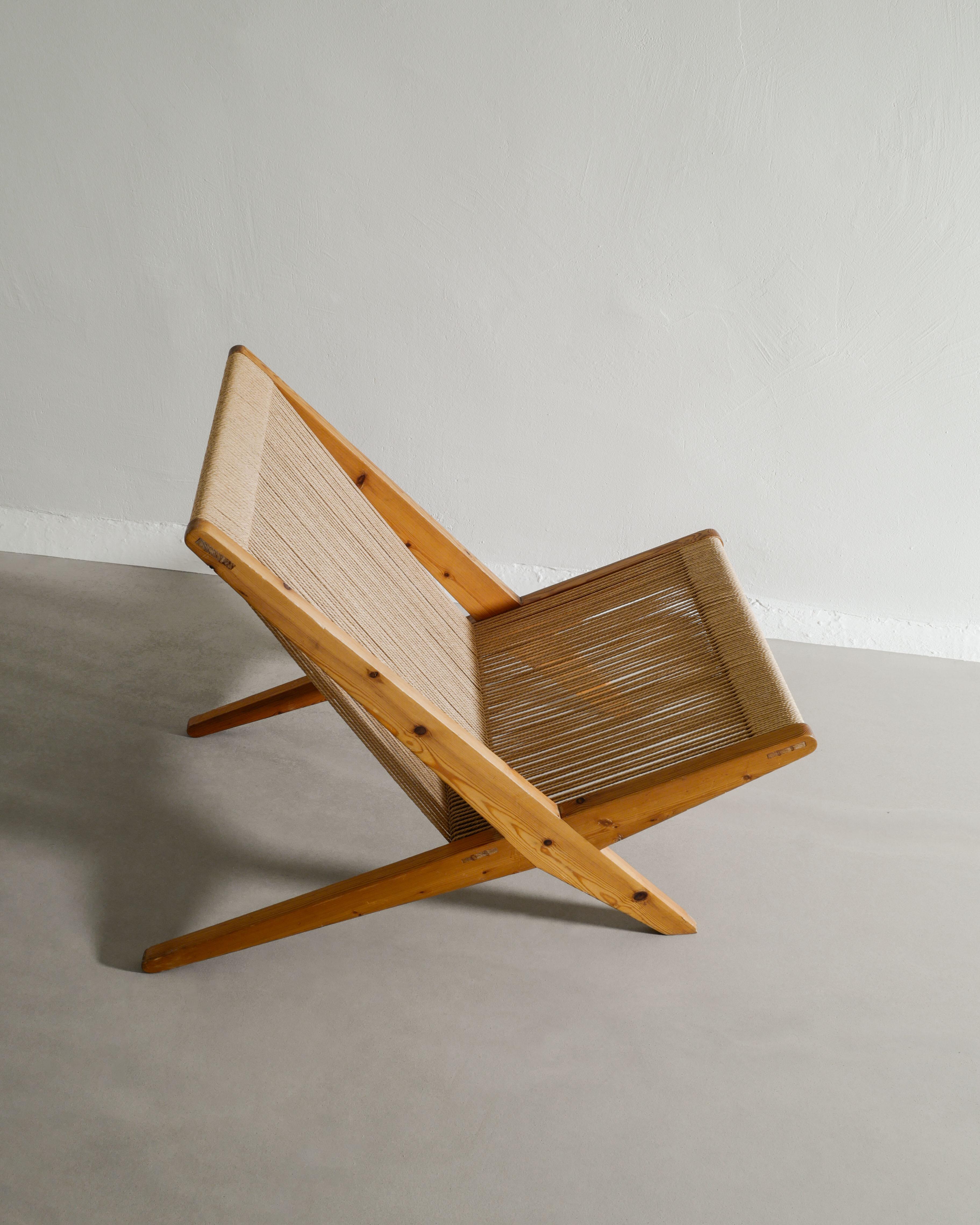 Silla baja de madera danesa de mediados de siglo en pino y Flagline, años 60 en Bueno estado para la venta en Stockholm, SE