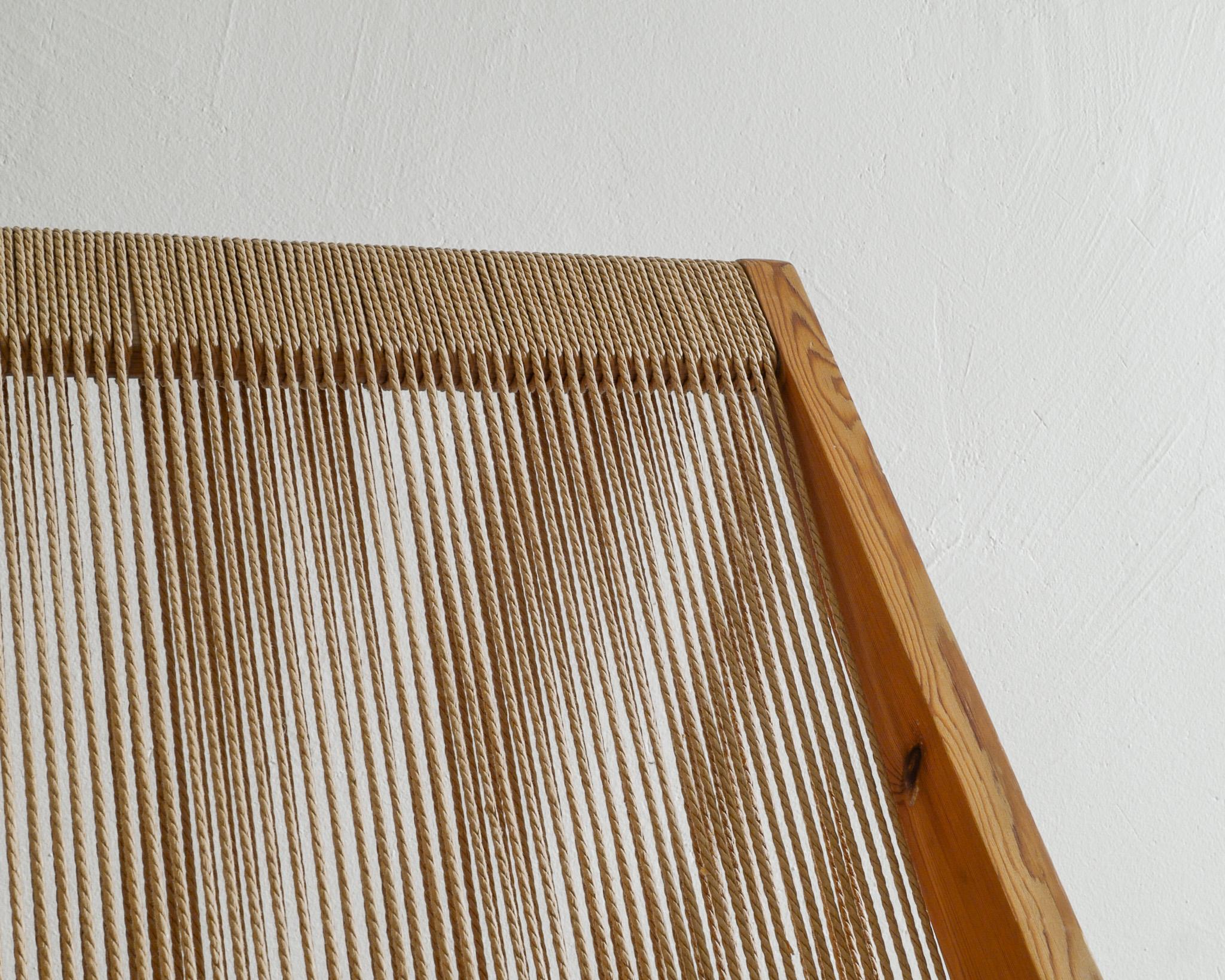 Silla baja de madera danesa de mediados de siglo en pino y Flagline, años 60 Cordón de papel en venta
