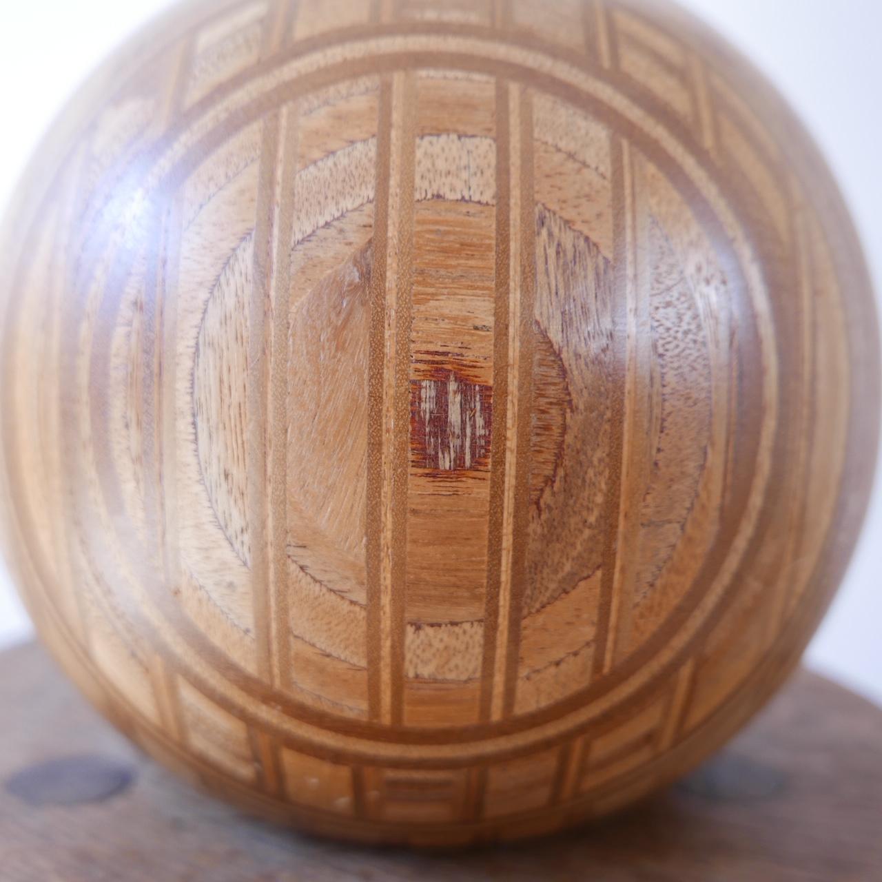Rare lampe de table à globe du milieu du siècle dernier,

circa 1960 par Dyrlund.

Depuis, le câblage a été refait avec du fil de soie doré.

Dimensions : 28 hauteur x 22 diamètre en cm.

  