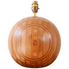 Lampe de bureau danoise du milieu du siècle dernier en bois par Dyrlund