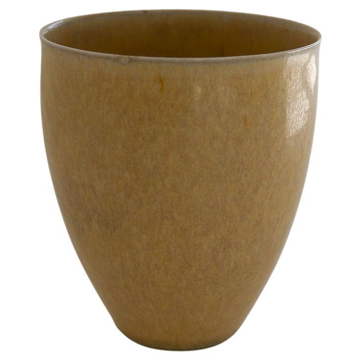 Vaso danese di metà secolo in gres giallo di Saxbo, anni '60.

Bellissimo piccolo vaso in ceramica con smalto giallo beige, modello No. 18 di Saxbo Danimarca. Progettato e realizzato da Nathalie Krebs alla fine degli anni '50 o negli anni