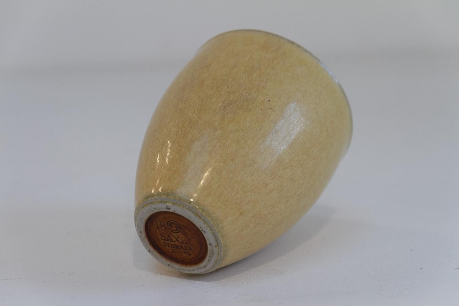 Mid-Century moderno Vaso danese di metà secolo in gres giallo di Saxbo, anni '60. in vendita