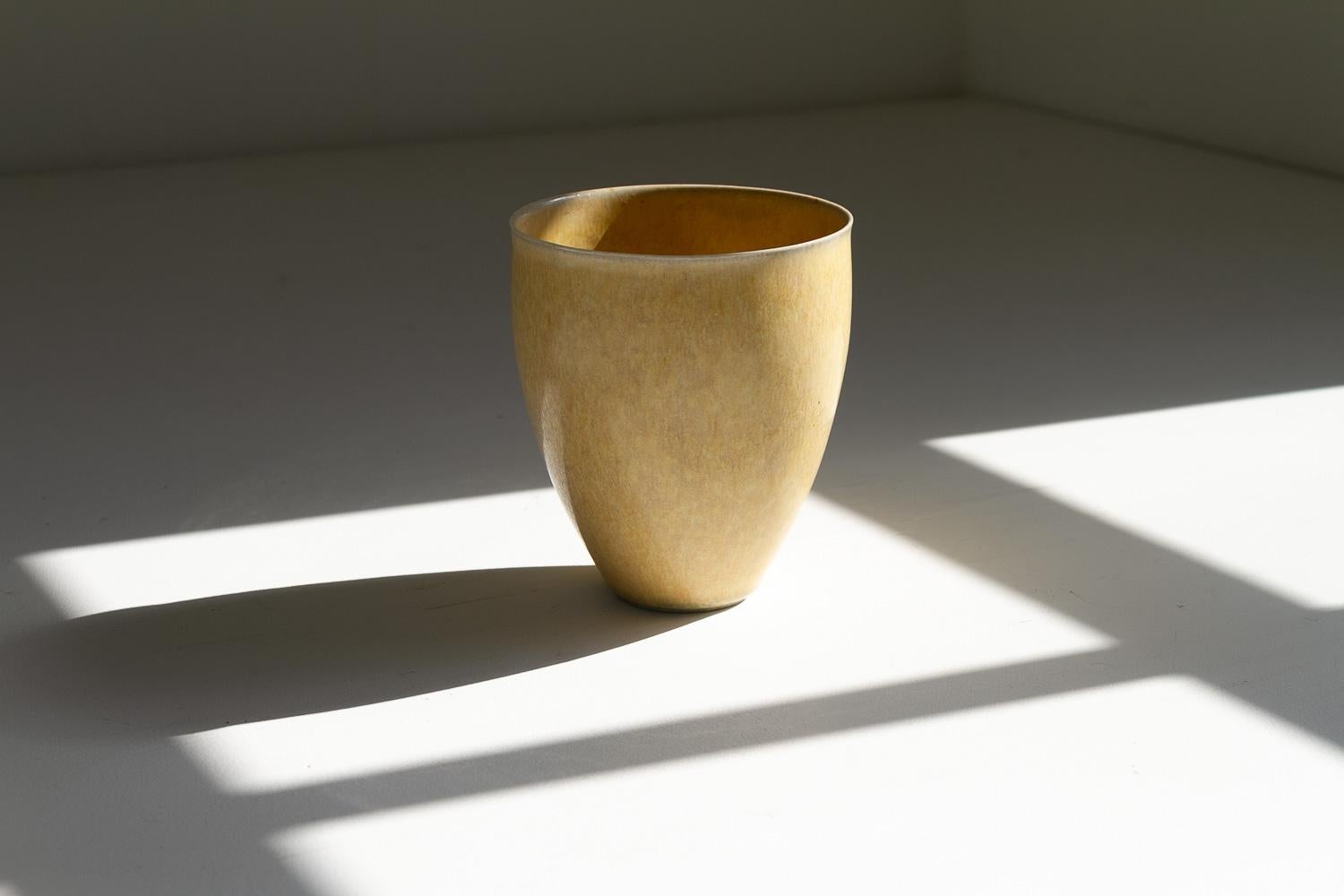 Vaso danese di metà secolo in gres giallo di Saxbo, anni '60. in vendita 2
