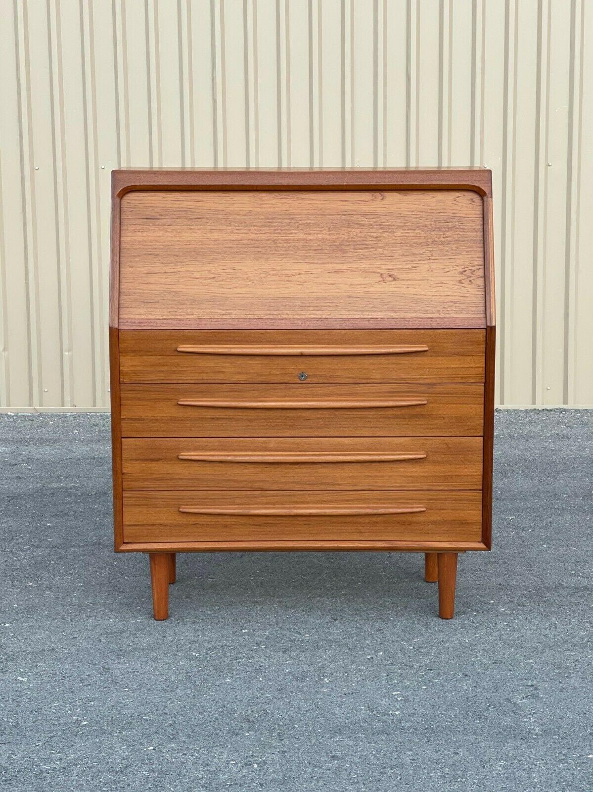 Wow!! What a beautiful and unique mid-century teak veneer tambour desk, by Bernhard Pedersen & Son, Eskilstrup, Denmark. This handsome desk having a Dual-action upper drawer, which when pulled out, simultaneously raises the tambour lid, exposing a
