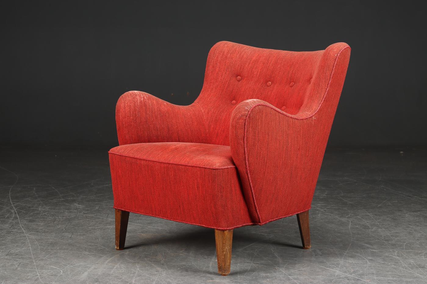 Super charming 1940s lounge chair in the style of Mogens Lassen with very sculptural organic shape and harmonious proportions. Versatile and very suitable for a smaller space in need of a stronger statement. Raised on stained beech legs and beech