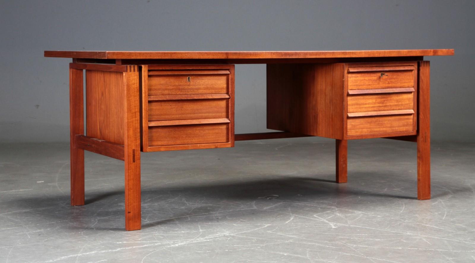 Stunning executive desk designed by architect Svend A. Madsen for Sigurd Hansen Møbelfabrik in Denmark in the 1960s. Svend A. Madsen well-known for several iconic desk designs this model meticulously crafted in teak wood with unique joint design and