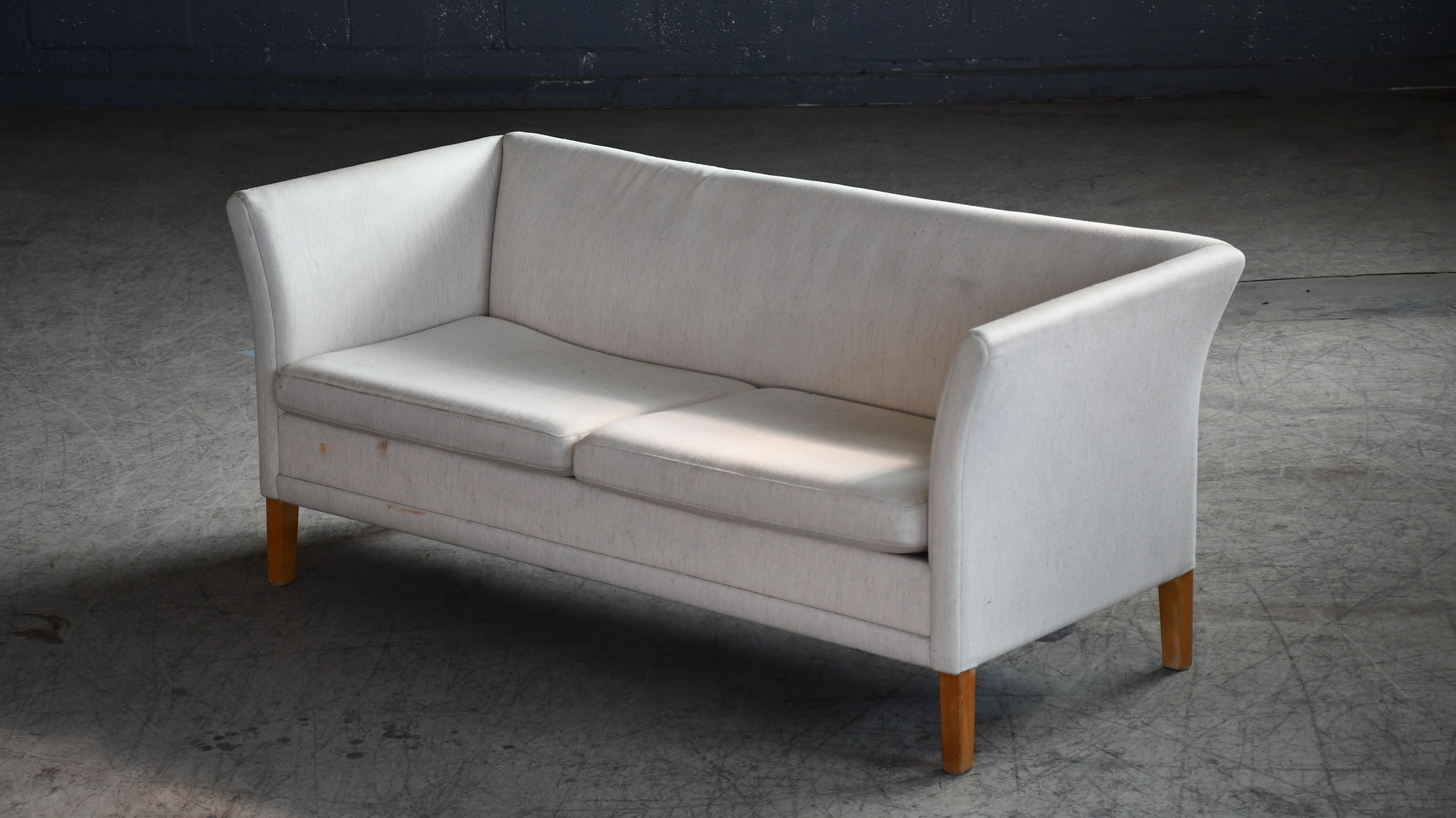 Schönes klassisches dänisches Design, das Grete Jalks, einer der großen Damen des dänischen Designs, und Johannes Hansens Modell JH 180 sehr ähnlich ist. Einfaches, aber sehr elegantes und raffiniertes Design, das aus allen Blickwinkeln schön ist.
