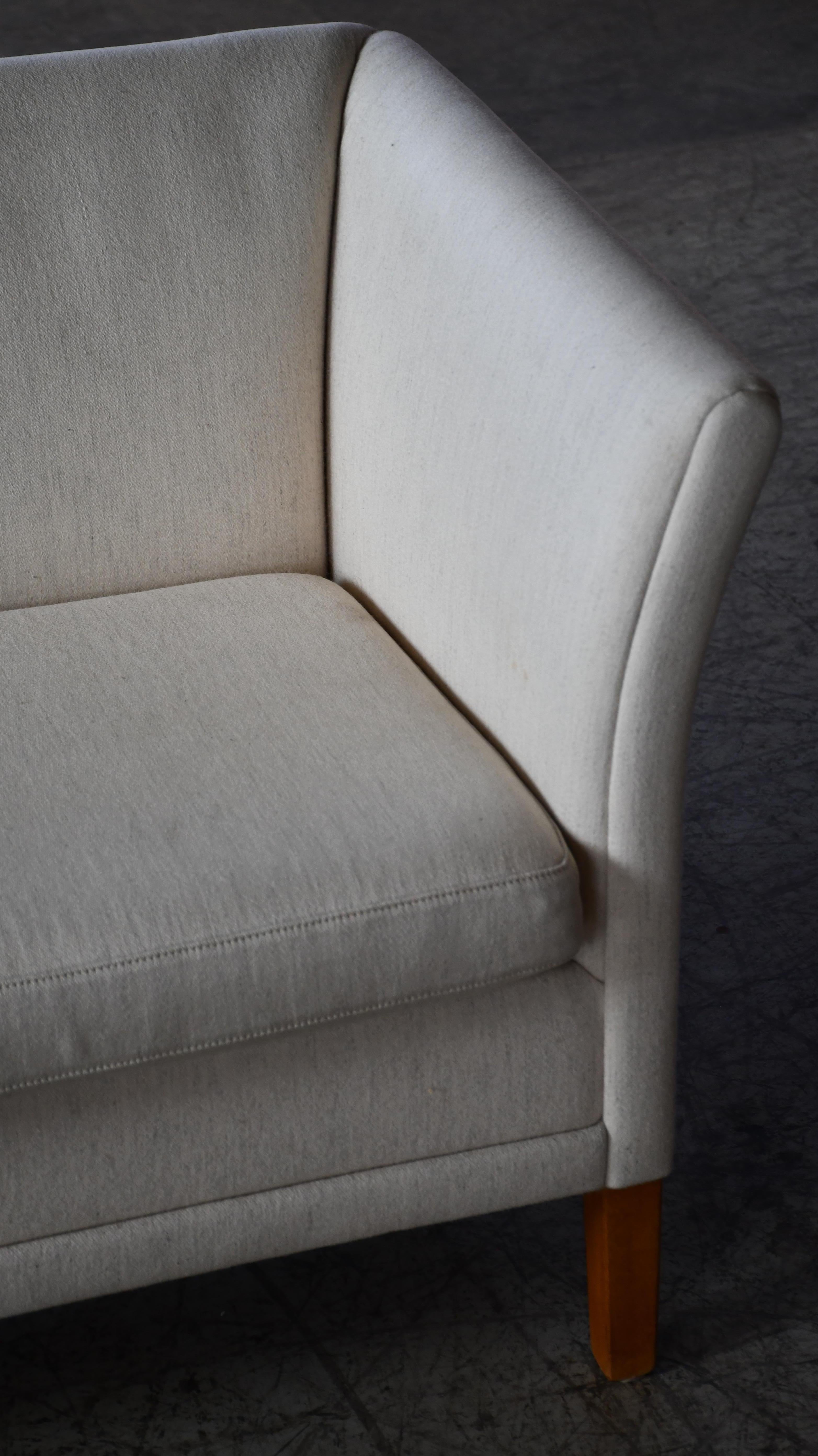 Dänische Midcentury 2 1/2 Sitz Sofa Grete Jalk Stil mit Teakholz Beine im Zustand „Gut“ im Angebot in Bridgeport, CT