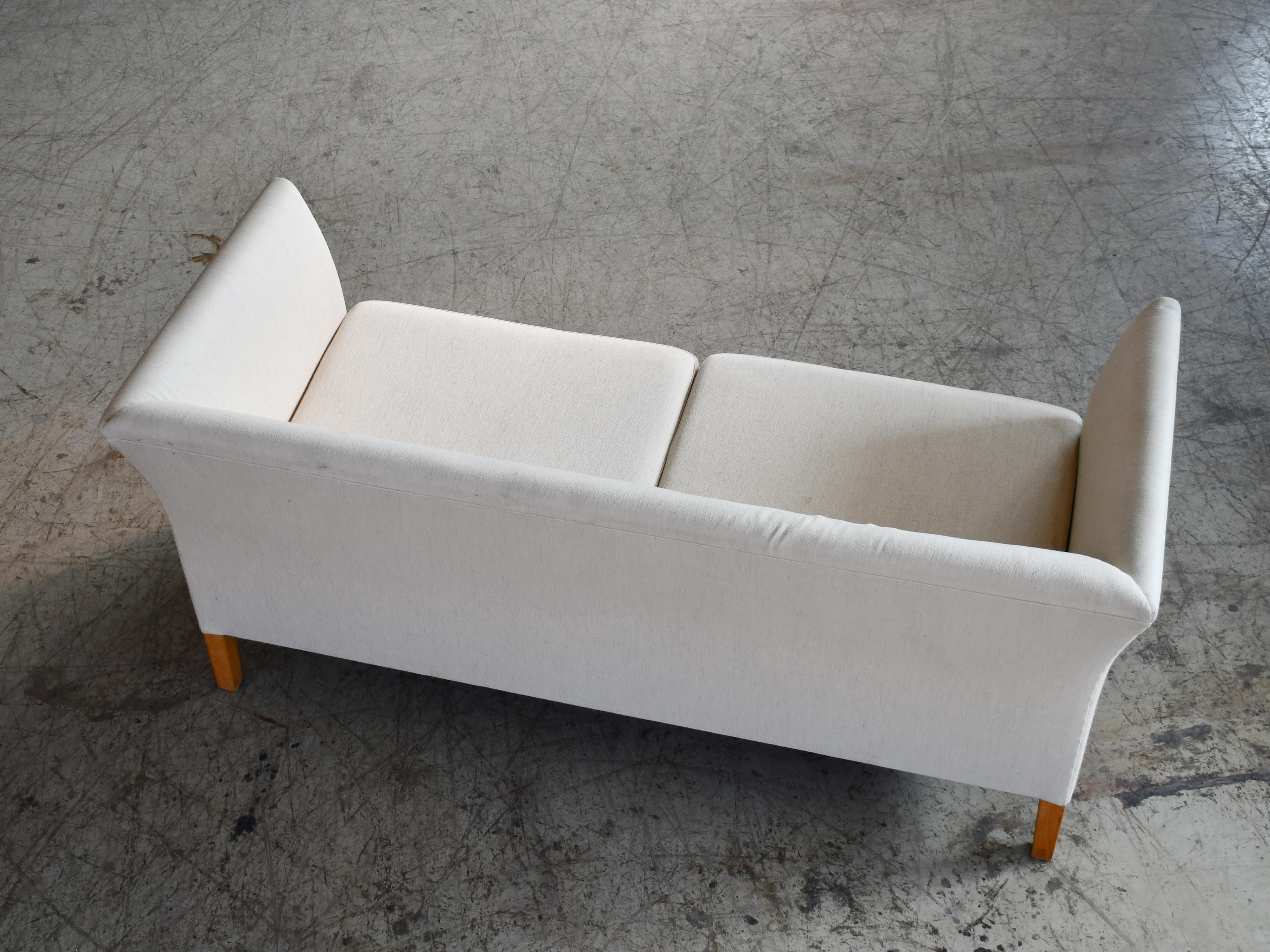 Dänische Midcentury 2 1/2 Sitz Sofa Grete Jalk Stil mit Teakholz Beine (Ende des 20. Jahrhunderts) im Angebot