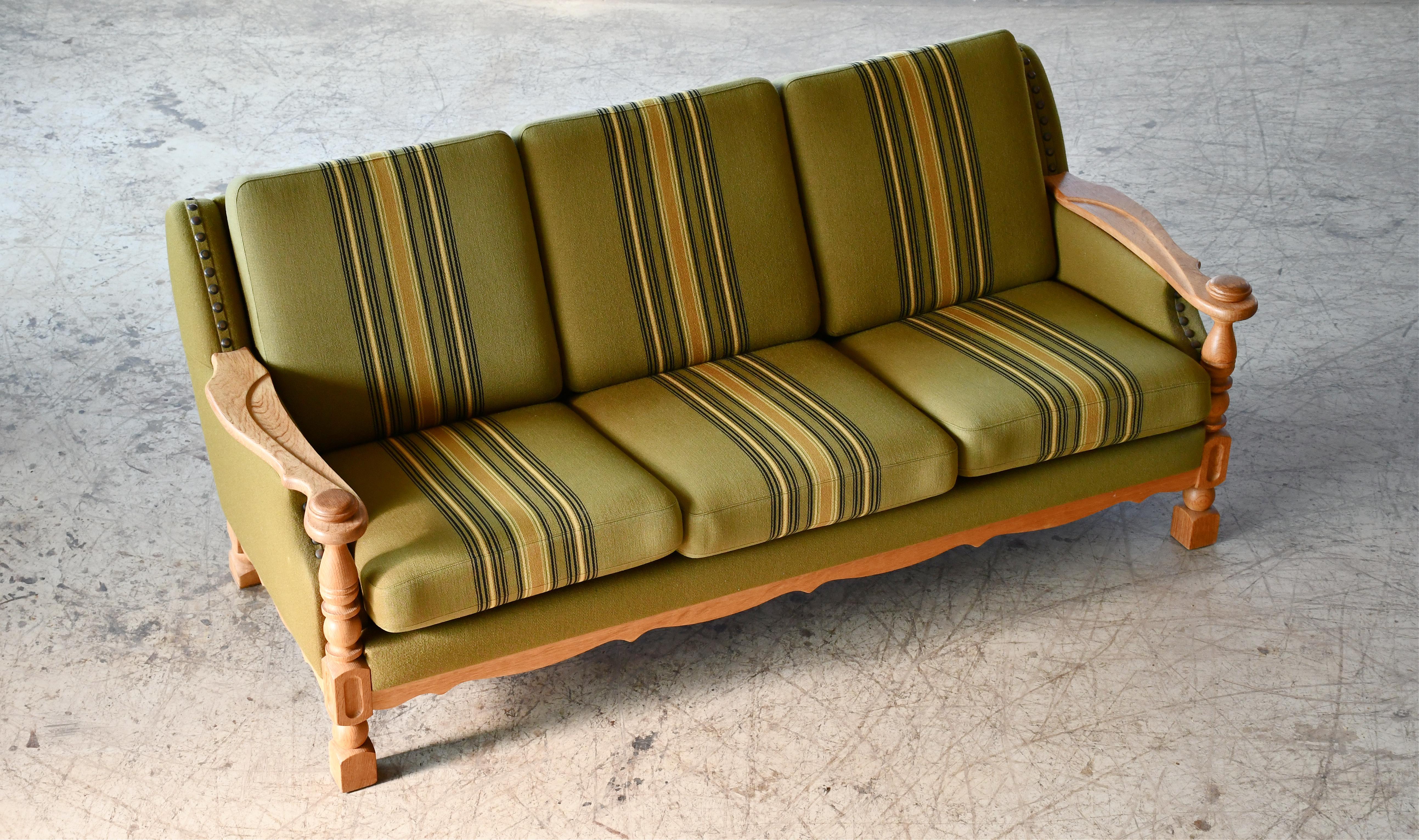 Dänisches 3-Sitzer-Sofa aus massiver Eiche von Henry Kjærnulf, 1960er Jahre im Zustand „Gut“ im Angebot in Bridgeport, CT