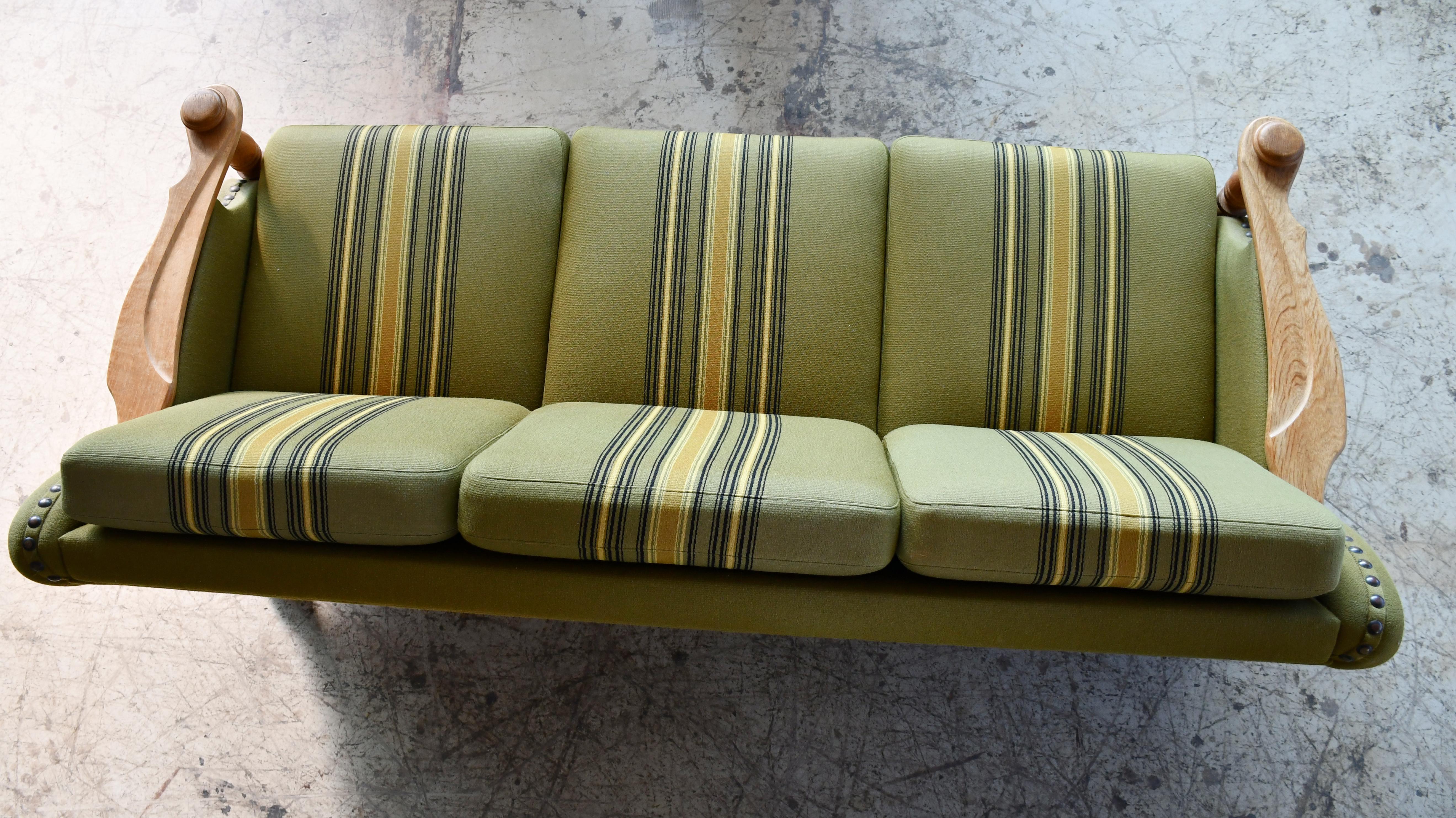 Dänisches 3-Sitzer-Sofa aus massiver Eiche von Henry Kjærnulf, 1960er Jahre im Angebot 1