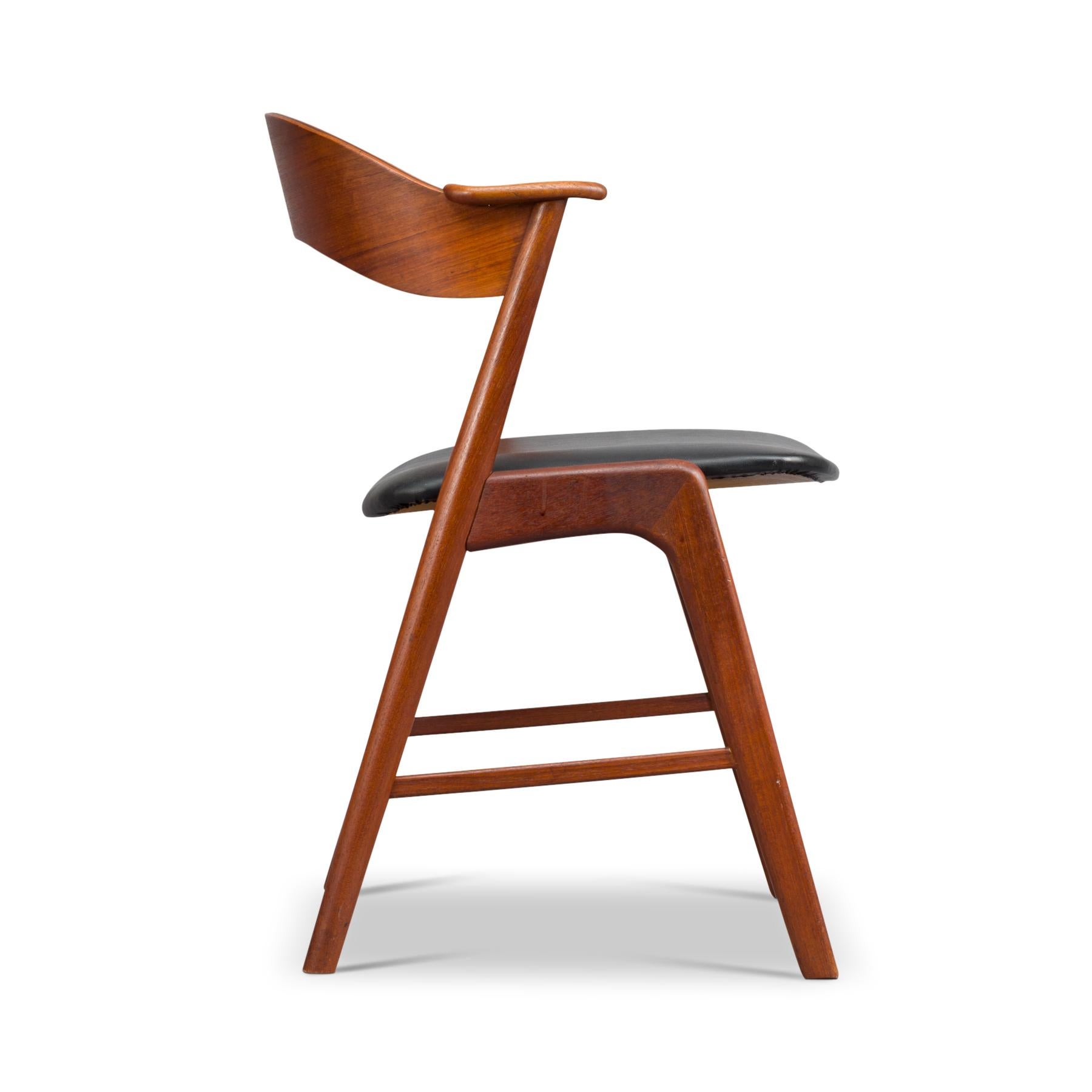 A typical Kai Kristiansen design style on this elegantly cut dining chair. Kristiansen selected his typical backrest and armrest connected to the backlegs construction. We call this chair simply the ply back chair because of the teak 1 cm thick