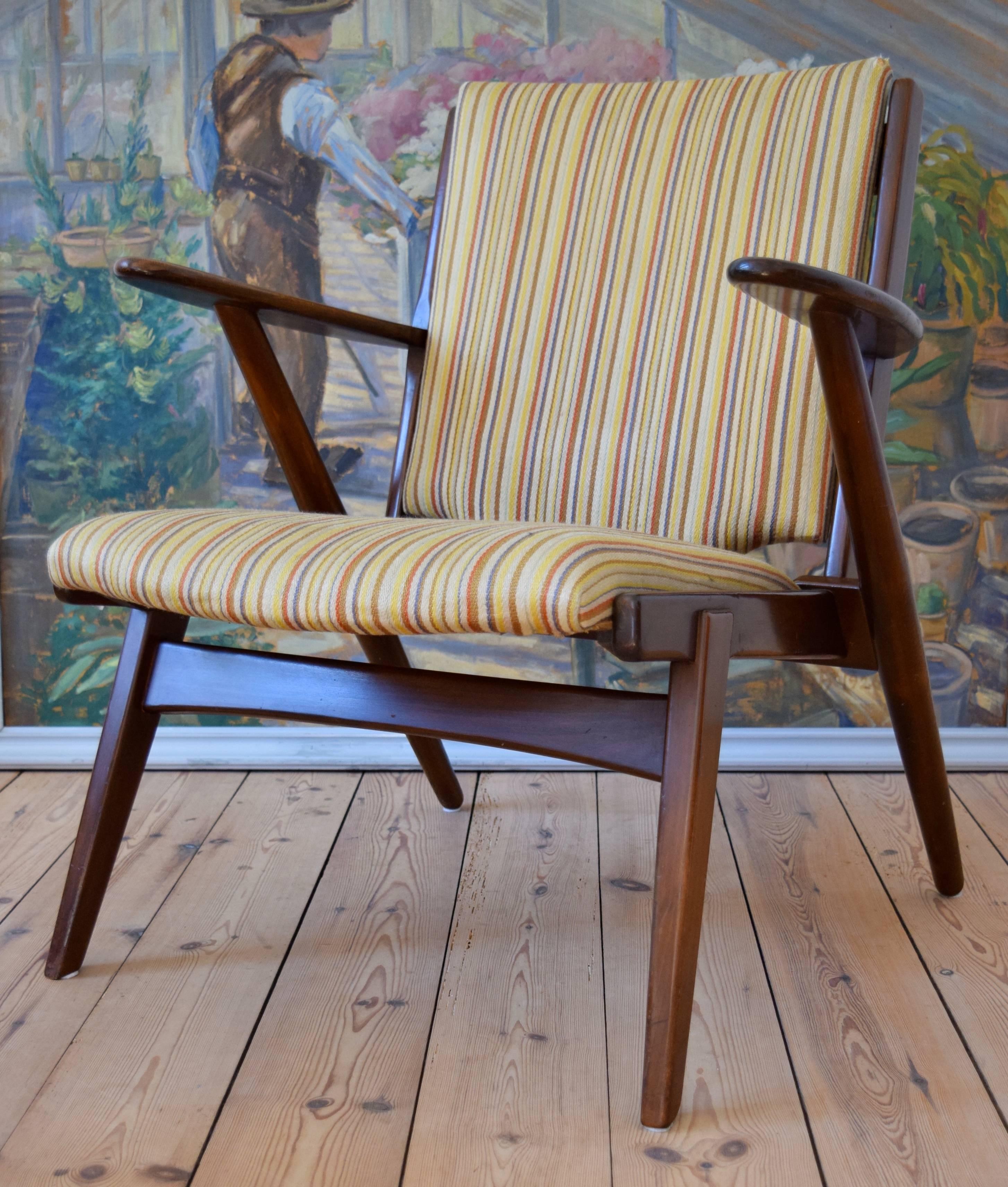 Midcentury Danish lounge designed by Arne Wahl Iverson for Hans Hansen & Sons, Odense. This chair is in beech with paddle armrests and is covered in the original striped fabric. Reminiscent of similar designed by Hans Wegner and Poul Volther, having