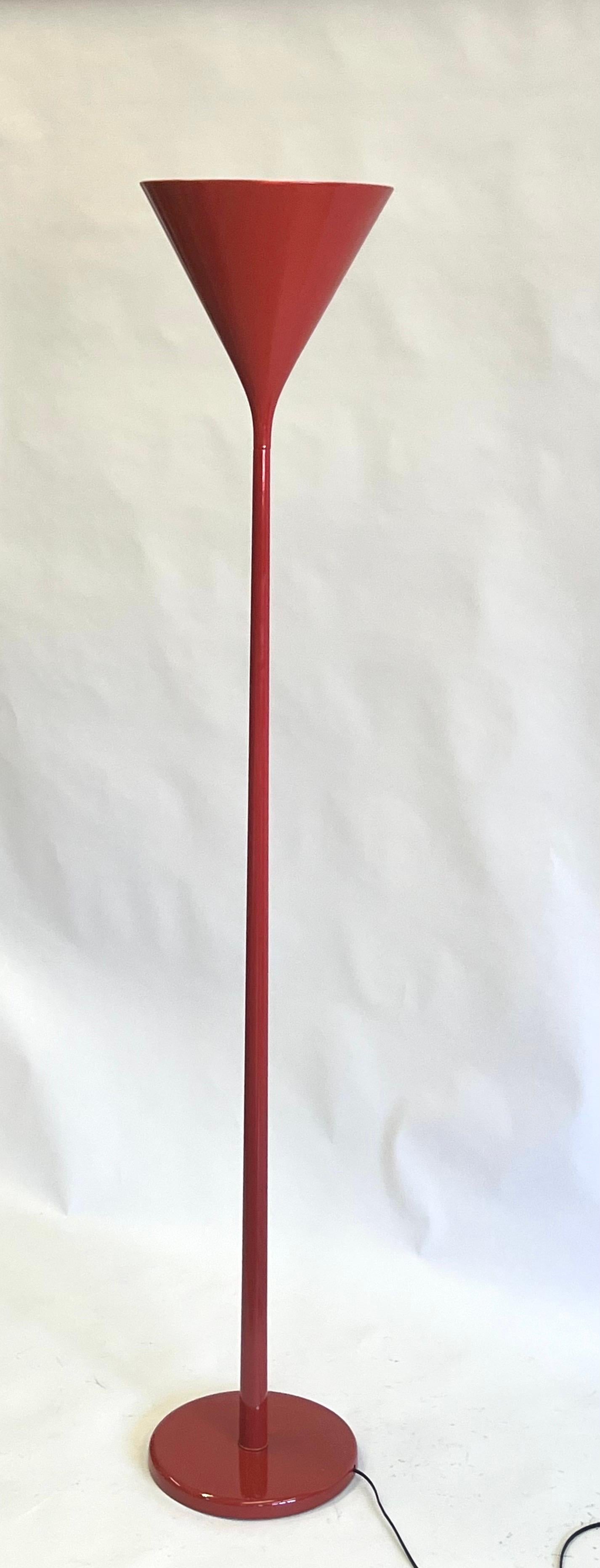 Lampada da terra danese della metà del secolo scorso con influenze di design minimalista e art déco attribuite a Fog and Morup. Il pezzo presenta una forma pura ed elegante con una dinamica e sensuale finitura in smalto rosso. Ricablato con 1 presa