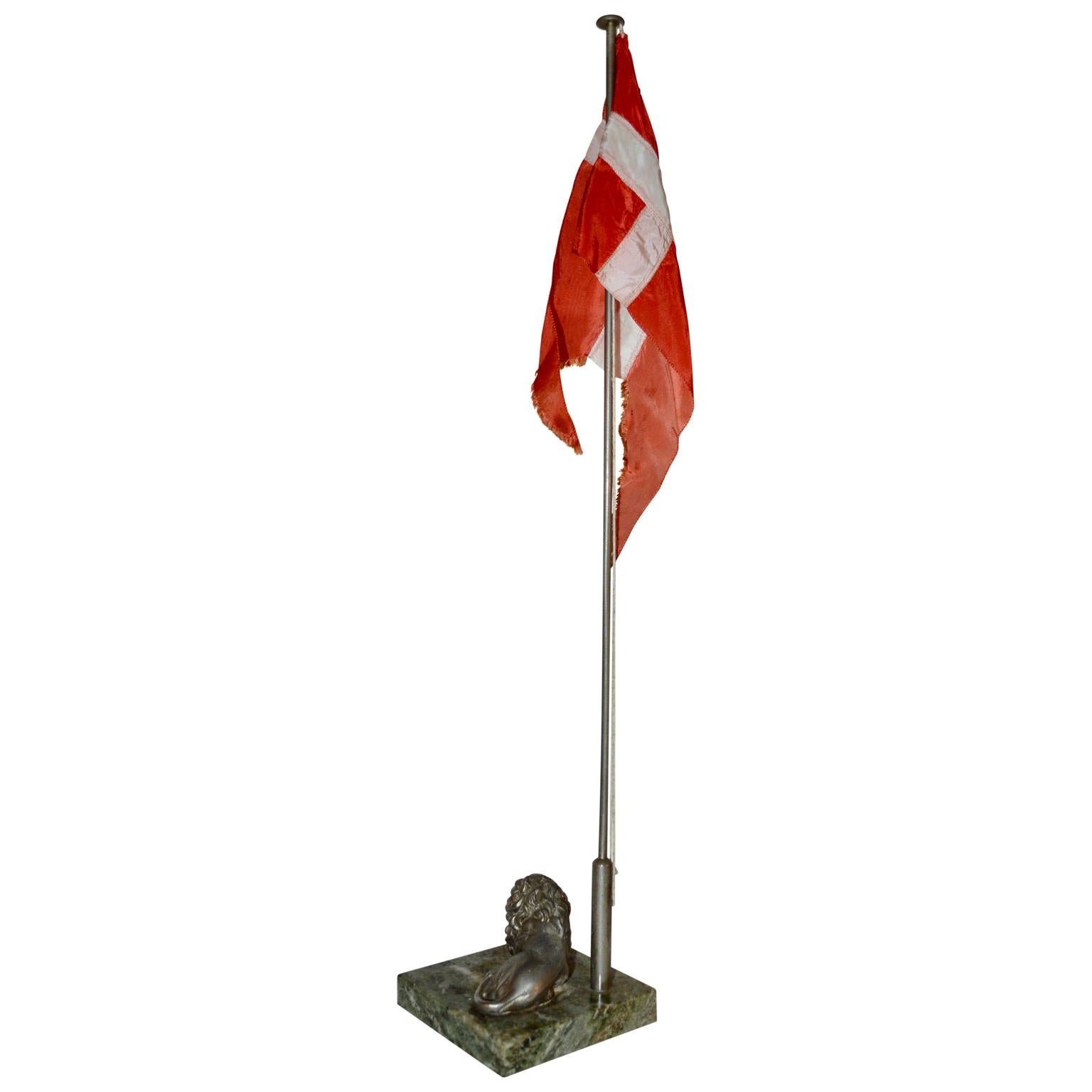Dänischer Geburtstagstisch aus der Mitte des Jahrhunderts, Flagpole mit Dannebrog und Löwen auf dem Sockel