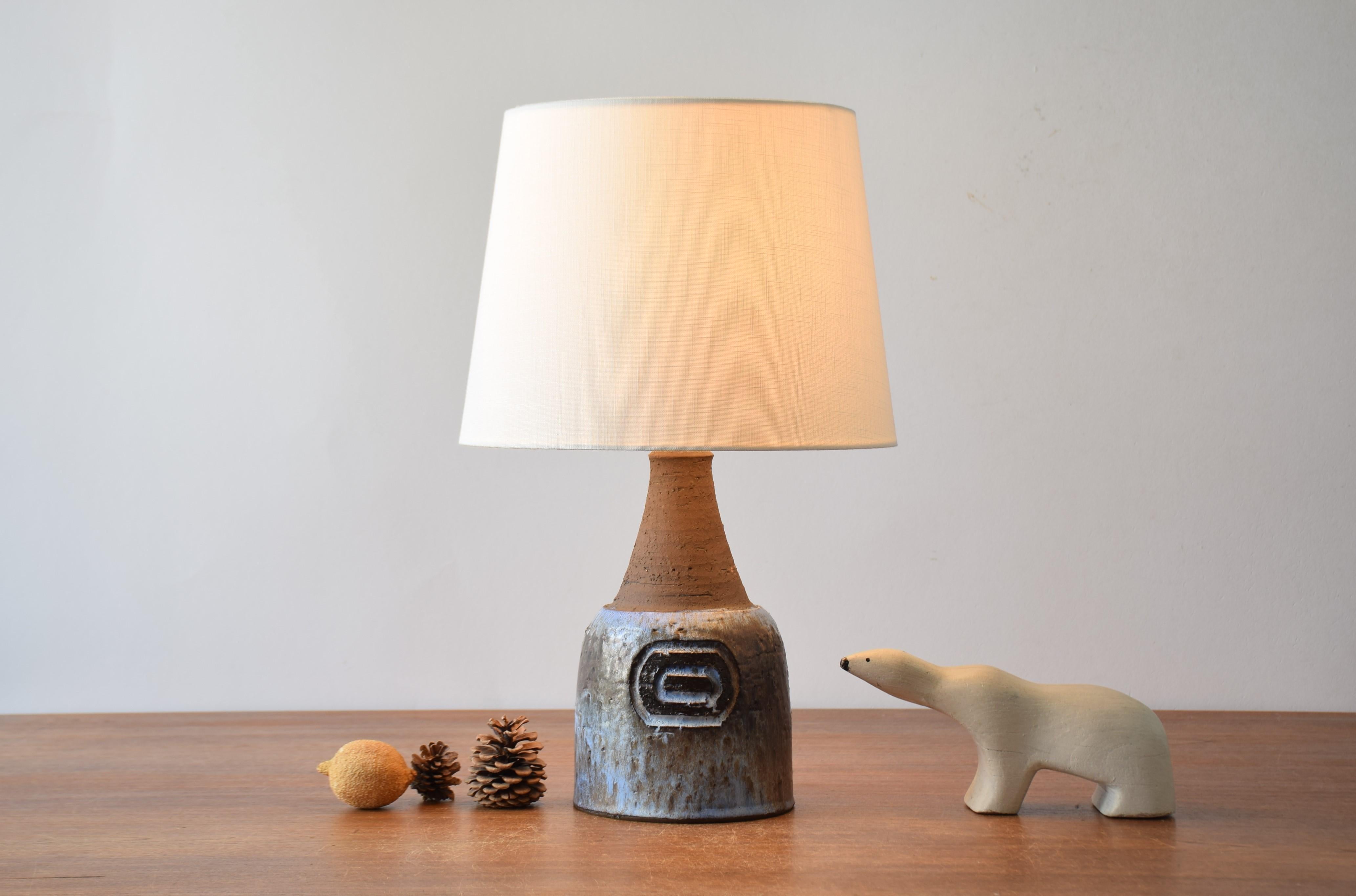Mid-century Danish Brutalist ceramic table lamp by Fridtjof Sejersen for Sejer Unik ceramic workshop, ca 1960s or 70s. It´s made in his own studio workshop in Nr. Aaby on the Danish island Funen. Fridtjof Sejersen ran his studio from 1941 to