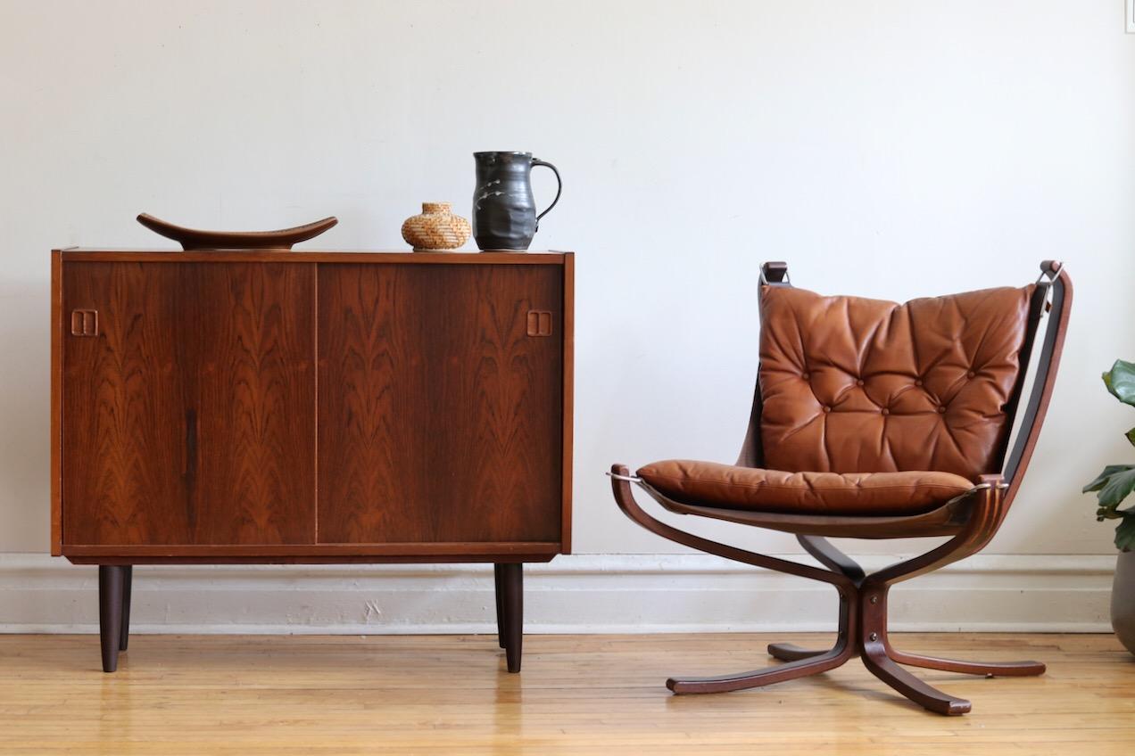 Scandinavian Mid Century Modern tan leather accent chair.
Just imported from Denmark!
'The Falcon Chair' designed by Sigurd Ressell for Vatne Møbler, Norway, circa 1960s-1970s.
Bent rosewood base suspends the floating chair.
Perfect shade of