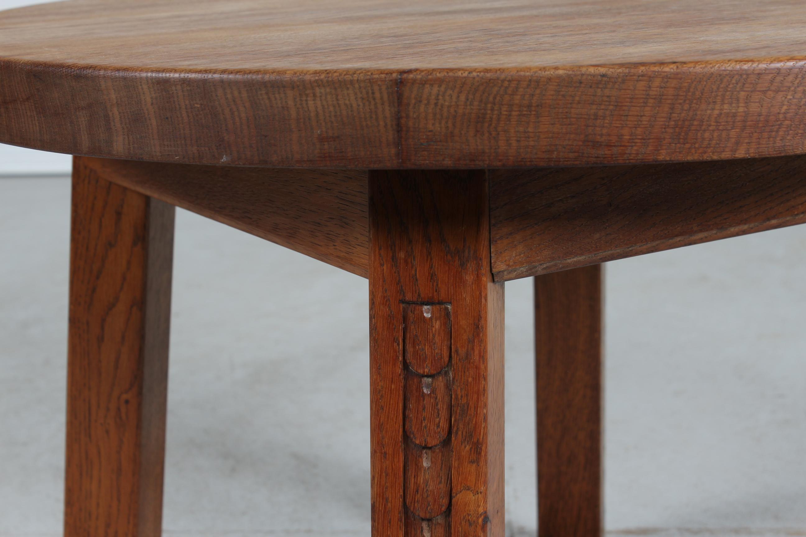 Table basse ronde brutaliste danoise du milieu du siècle dernier en chêne massif par ébéniste, 1950 en vente 3