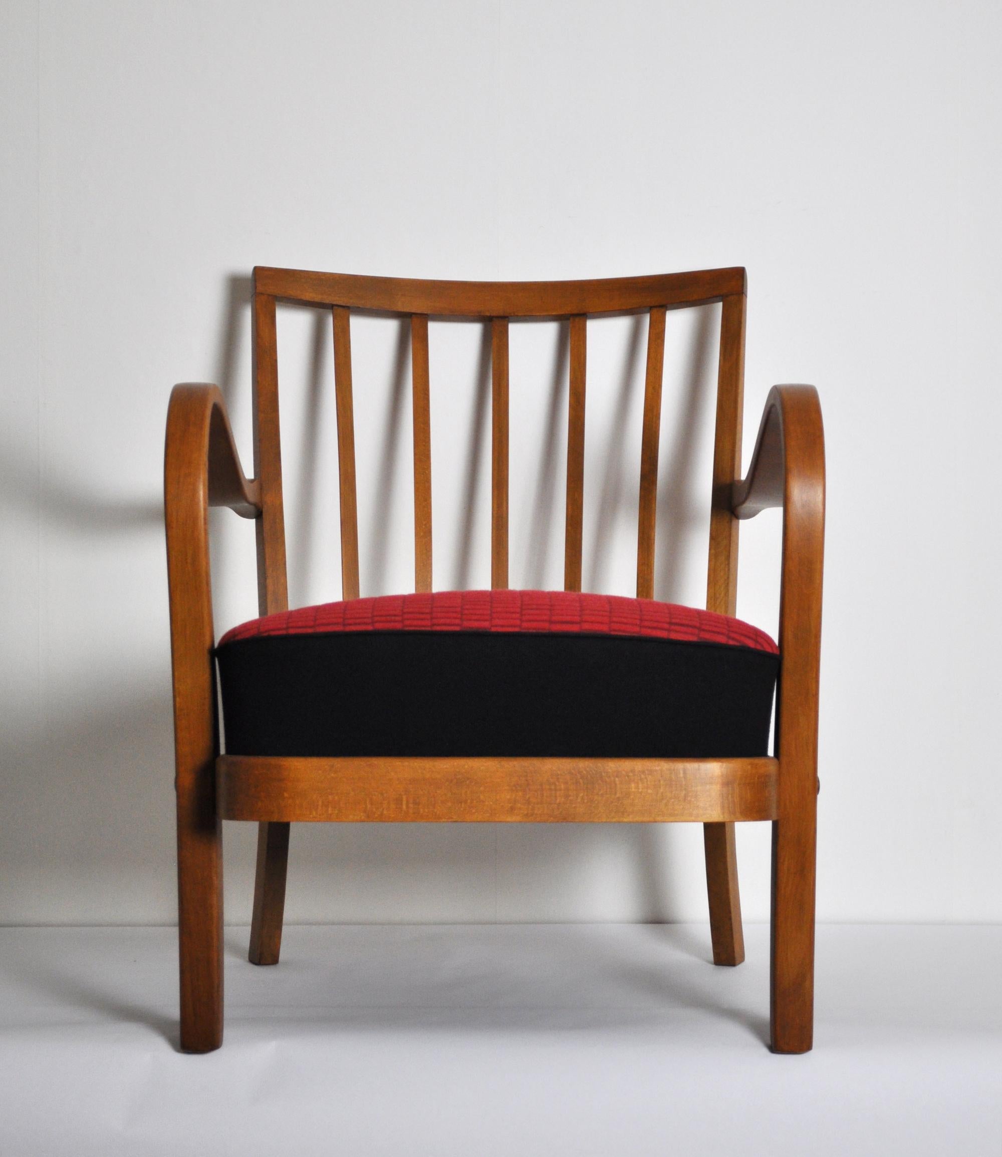 Danish cabinetmaker armchair attributed to Fritz Hansen, early 20th century, renovated. Upholstered in a fine condition.

Dimensions:
65 W x 72 D x 76,5 H cm
Seat height 43 cm.