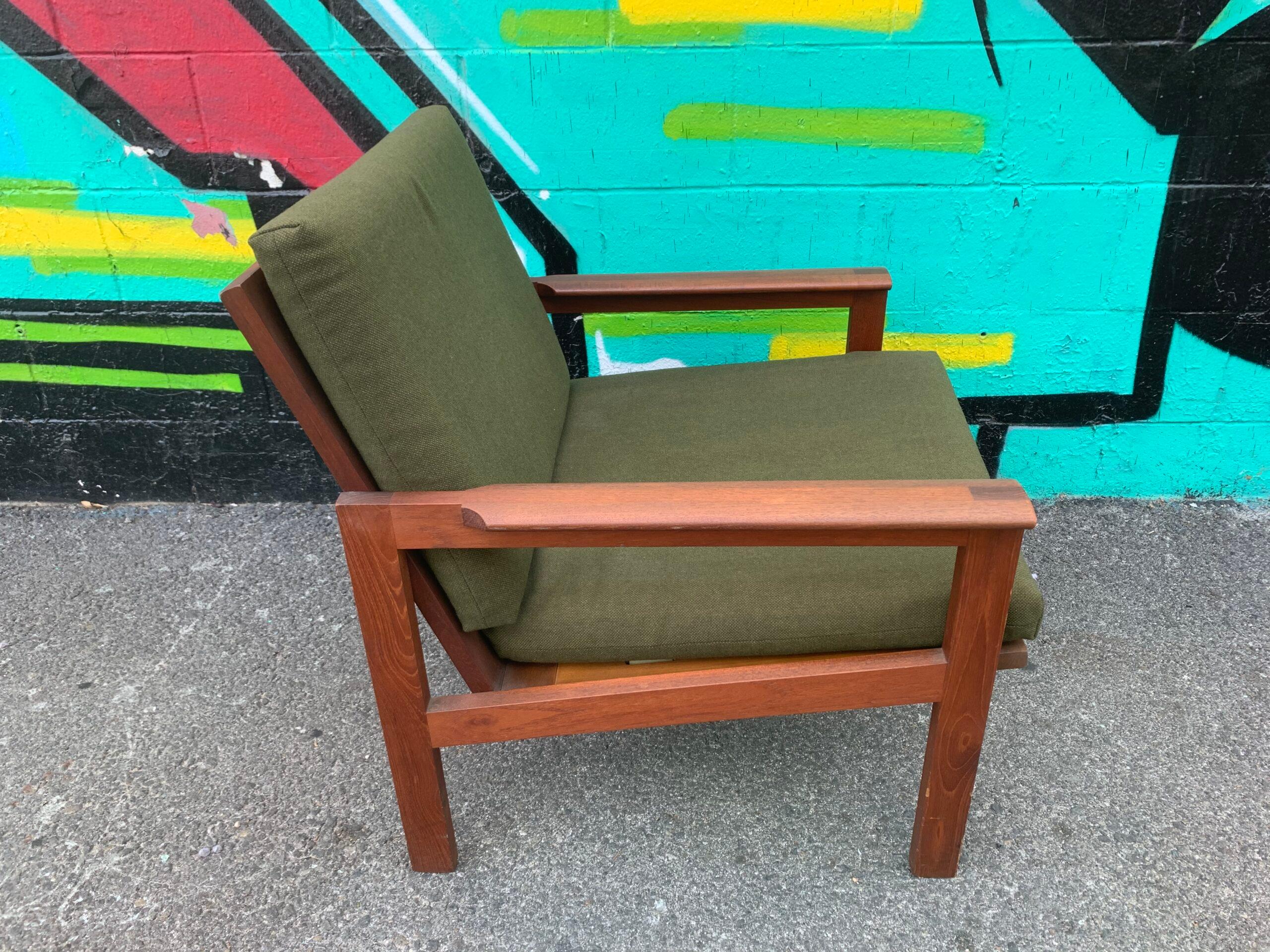 This Danish modern solid teak Capella easy chair was designed by Illum Wikkelsø in 1959 and manufactured by Niels Erik Eilersen. In good all orignal condition.