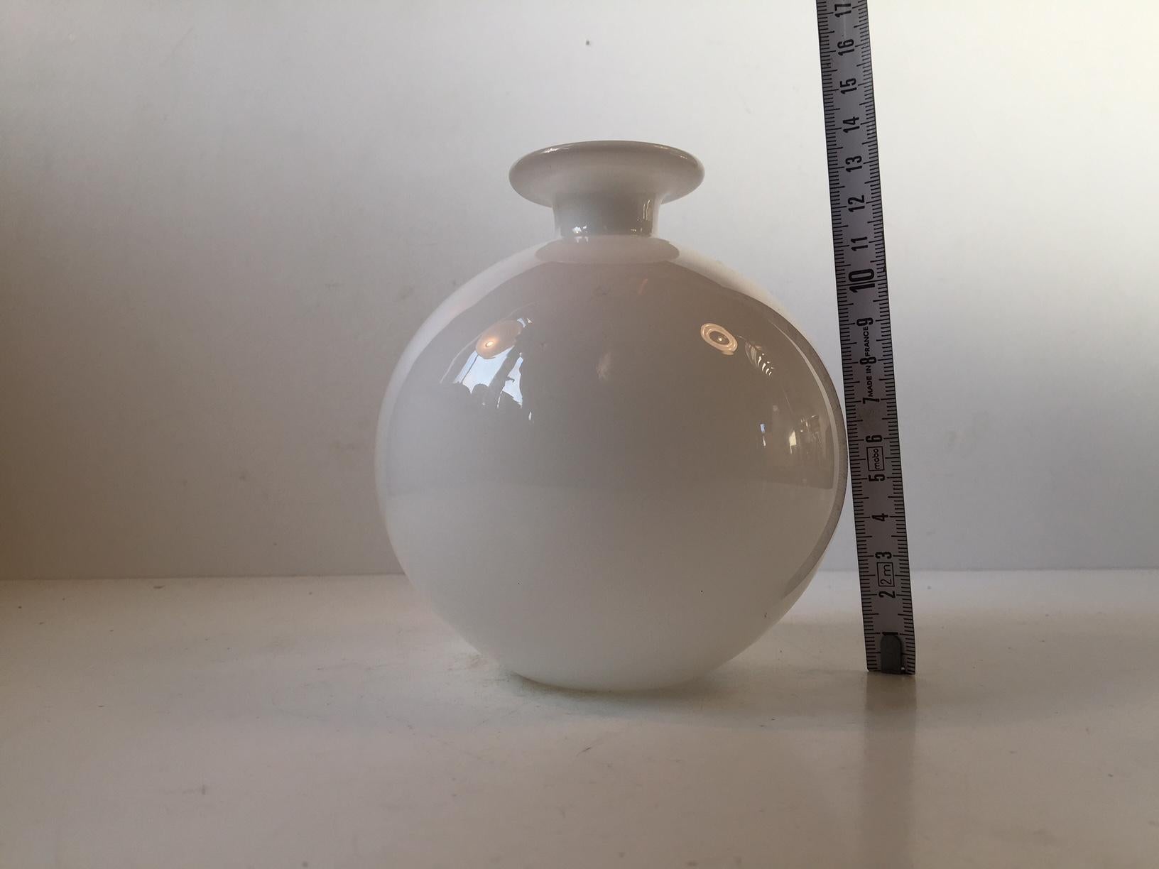 Danish Midcentury 'Carnaby' Ball Vase by Per Lütken for Holmegaard, 1970s In Good Condition For Sale In Esbjerg, DK