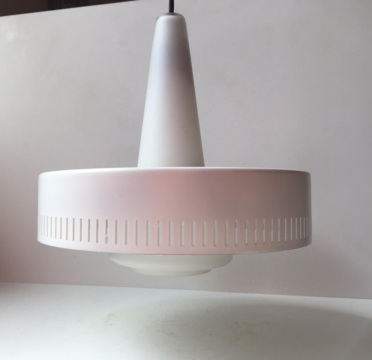 Lámpara de techo danesa de mediados de siglo de Bent Karlby para Lyfa, años 50 Moderno de mediados de siglo en venta