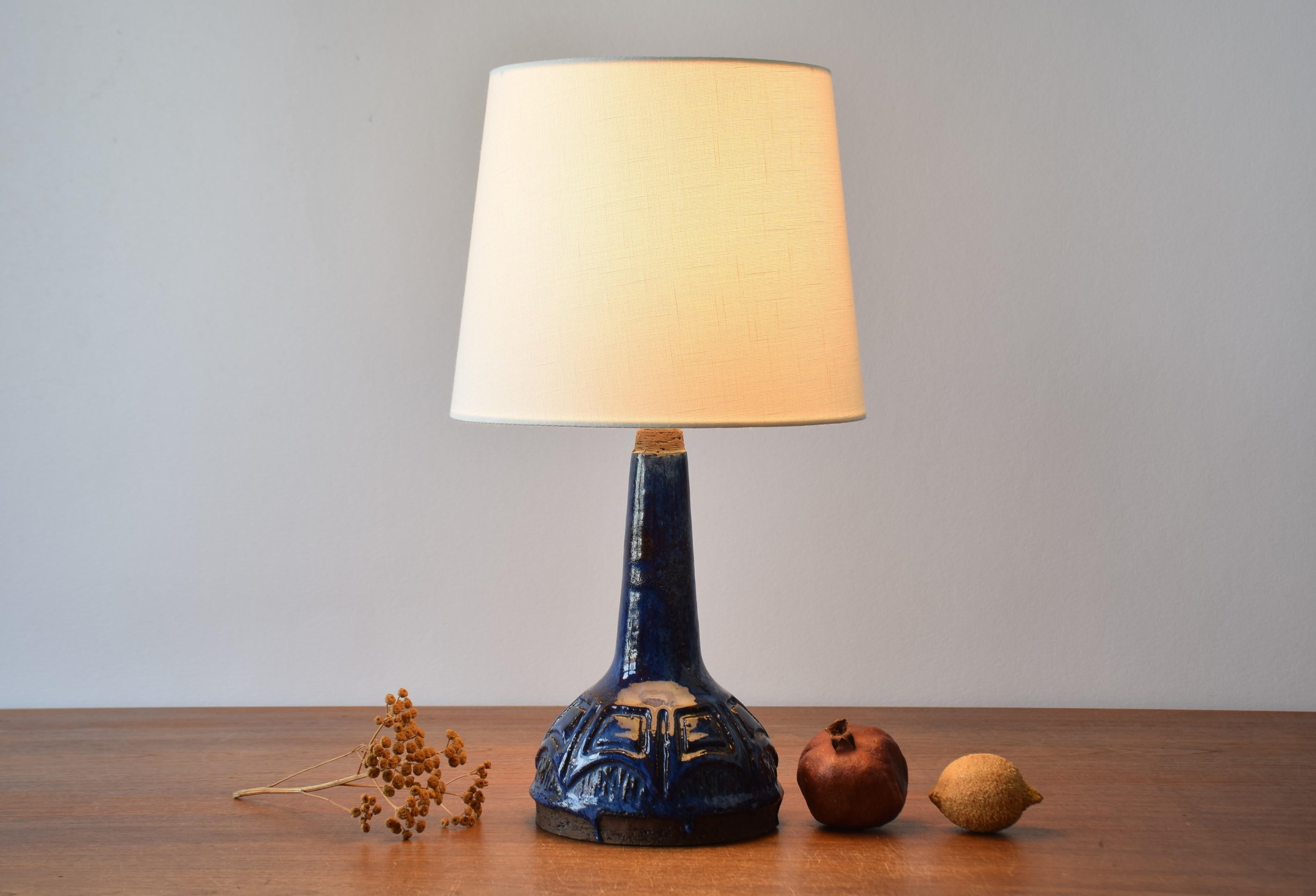 Mid-century Danish ceramic table lamp by Fridtjof Sejersen for Sejer. Made ca 1960s to 1970s. It´s made in his own studio workshop in Nr. Aaby on the Danish island Funen which he ran from 1941 to 1978.

The lamp has an interesting glaze in dark