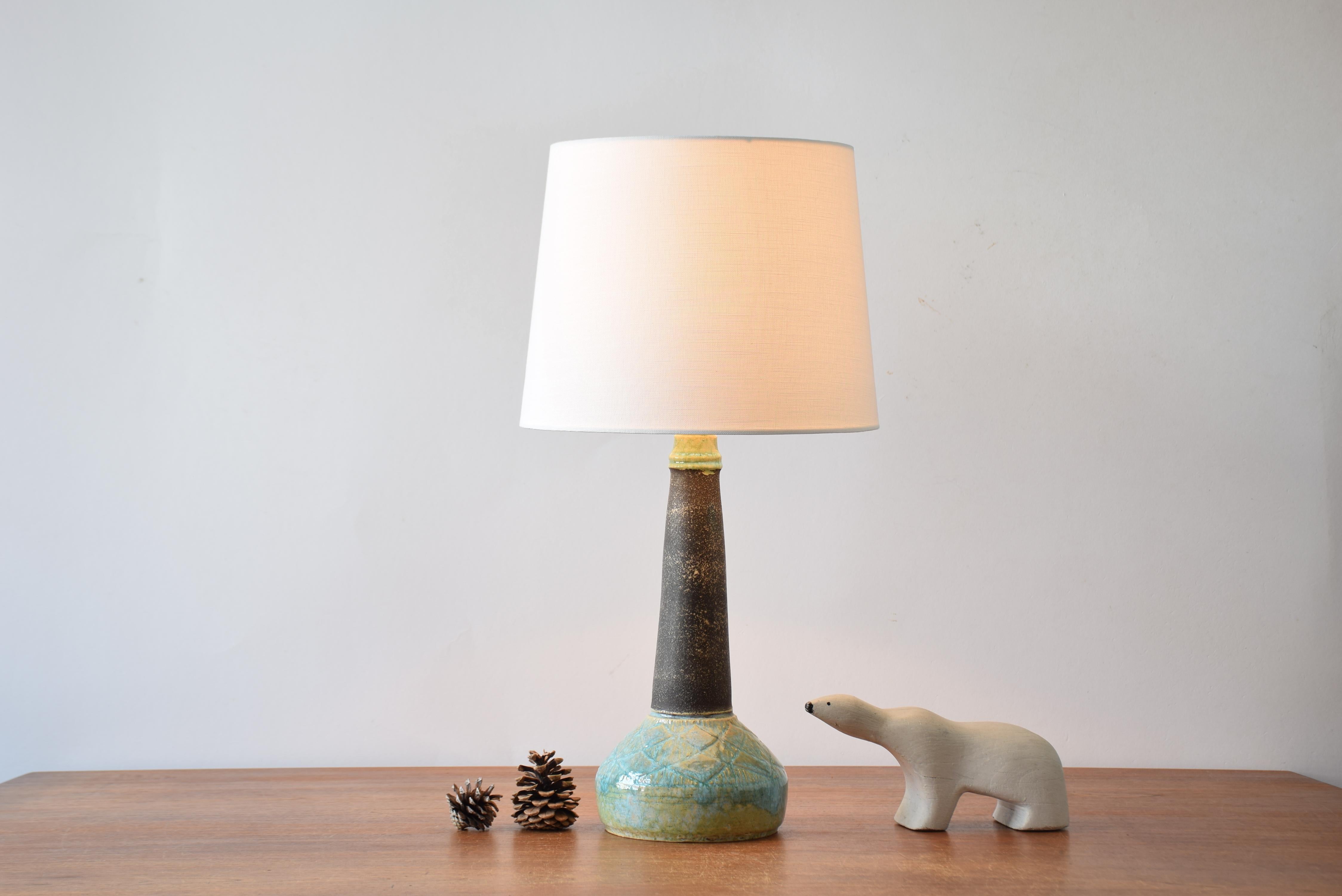 Mid-century Danish table lamp by Fridtjof Sejersen for Sejer made ca 1960s to 1970s. It´s made in his own studio workshop in Nr. Aaby on the Danish island Funen which he ran from 1941 to 1978.

The lamp has a great contrast between the matte brown