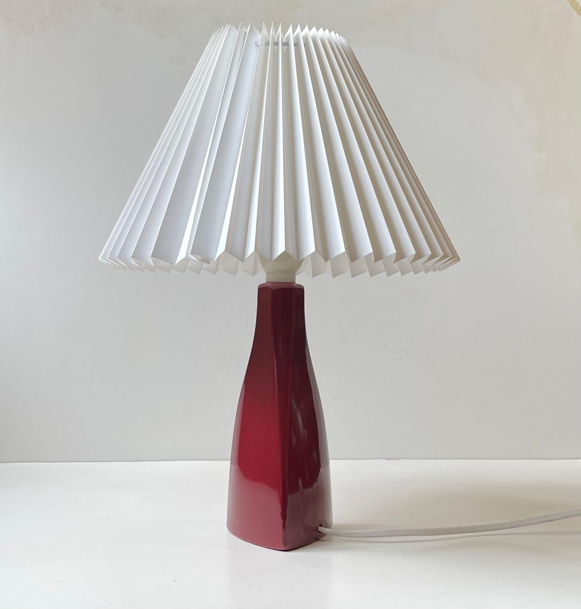 Mid-Century moderno Lampada da tavolo in ceramica danese del Medioevo con vetro marrone di Nordisk Solar in vendita